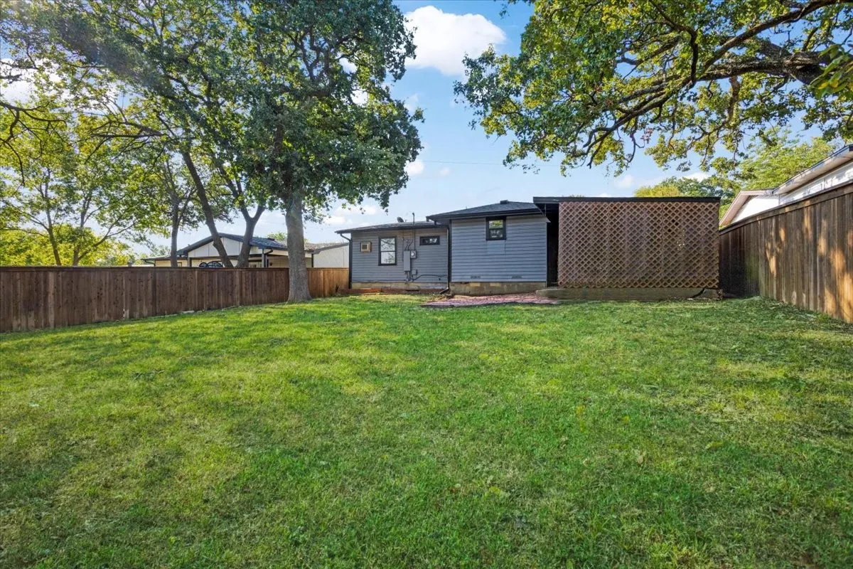 Single Family Residence For Sale in Grayson County , 1721 Ridgewood Road, Denison, Texas 75020, 3 Bedroom, 2 Bathroom, Garage spaces, 1,464 Sqft, built in 1955, mls#21395739, Real Estate Agent in Denison, Homes For Sale in Grayson county, Homes For Sale in Denison, Realtor in Denison Texas, Real Estate Brokerage Independent Realty Texas, Luminita Cordes Realtor