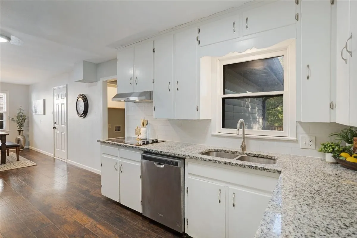 Single Family Residence For Sale in Grayson County , 1721 Ridgewood Road, Denison, Texas 75020, 3 Bedroom, 2 Bathroom, Garage spaces, 1,464 Sqft, built in 1955, mls#21395739, Real Estate Agent in Denison, Homes For Sale in Grayson county, Homes For Sale in Denison, Realtor in Denison Texas, Real Estate Brokerage Independent Realty Texas, Luminita Cordes Realtor