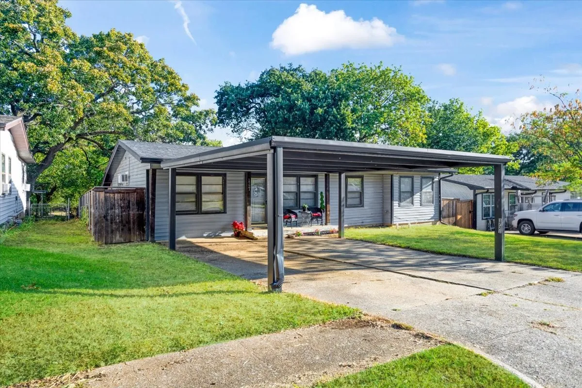 Single Family Residence For Sale in Grayson County , 1721 Ridgewood Road, Denison, Texas 75020, 3 Bedroom, 2 Bathroom, Garage spaces, 1,464 Sqft, built in 1955, mls#21395739, Real Estate Agent in Denison, Homes For Sale in Grayson county, Homes For Sale in Denison, Realtor in Denison Texas, Real Estate Brokerage Independent Realty Texas, Luminita Cordes Realtor