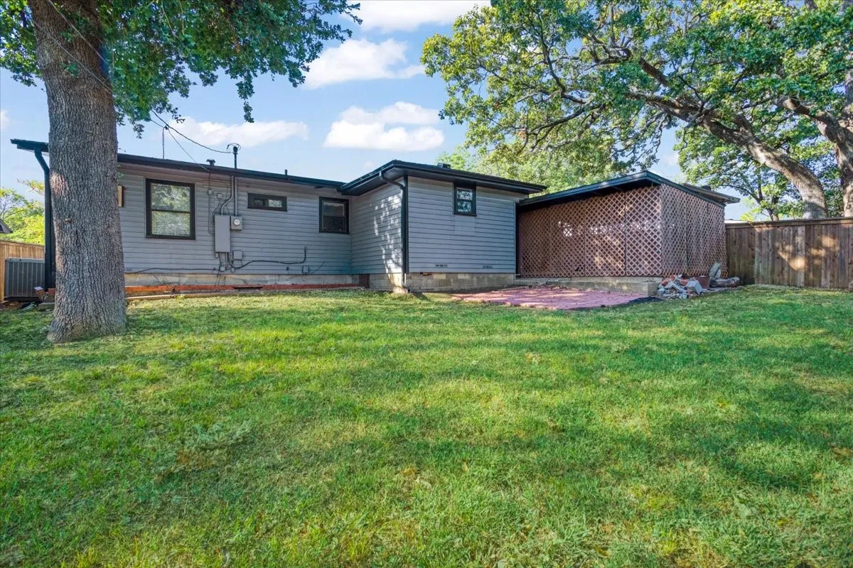 Single Family Residence For Sale in Grayson County , 1721 Ridgewood Road, Denison, Texas 75020, 3 Bedroom, 2 Bathroom, Garage spaces, 1,464 Sqft, built in 1955, mls#21395739, Real Estate Agent in Denison, Homes For Sale in Grayson county, Homes For Sale in Denison, Realtor in Denison Texas, Real Estate Brokerage Independent Realty Texas, Luminita Cordes Realtor