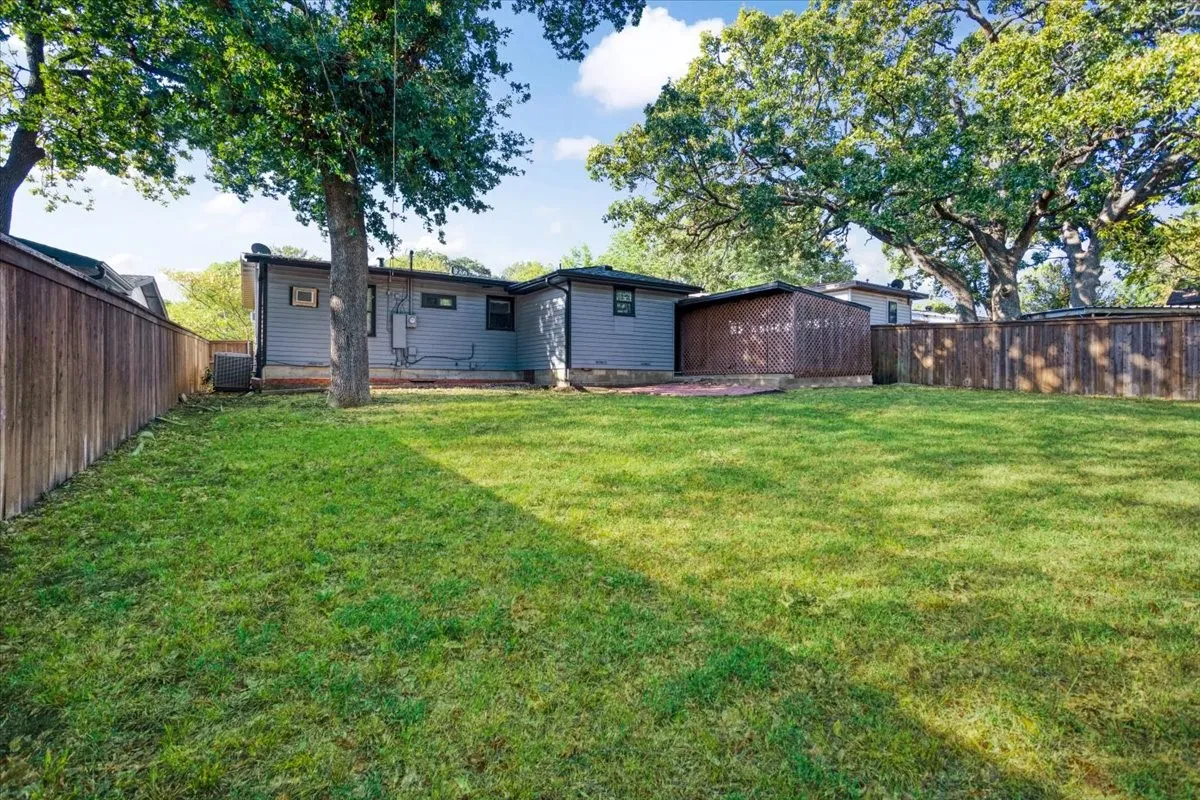 Single Family Residence For Sale in Grayson County , 1721 Ridgewood Road, Denison, Texas 75020, 3 Bedroom, 2 Bathroom, Garage spaces, 1,464 Sqft, built in 1955, mls#21395739, Real Estate Agent in Denison, Homes For Sale in Grayson county, Homes For Sale in Denison, Realtor in Denison Texas, Real Estate Brokerage Independent Realty Texas, Luminita Cordes Realtor