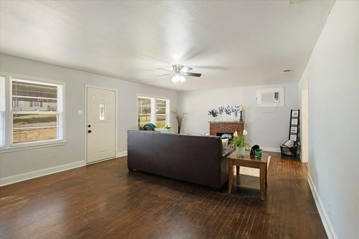 Single Family Residence For Sale in Grayson County , 1721 Ridgewood Road, Denison, Texas 75020, 3 Bedroom, 2 Bathroom, Garage spaces, 1,464 Sqft, built in 1955, mls#21395739, Real Estate Agent in Denison, Homes For Sale in Grayson county, Homes For Sale in Denison, Realtor in Denison Texas, Real Estate Brokerage Independent Realty Texas, Luminita Cordes Realtor