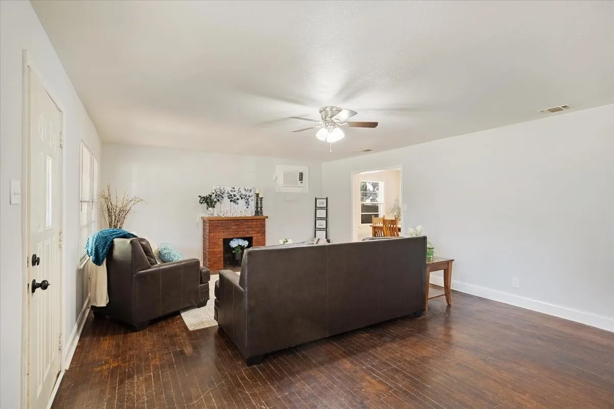 Single Family Residence For Sale in Grayson County , 1721 Ridgewood Road, Denison, Texas 75020, 3 Bedroom, 2 Bathroom, Garage spaces, 1,464 Sqft, built in 1955, mls#21395739, Real Estate Agent in Denison, Homes For Sale in Grayson county, Homes For Sale in Denison, Realtor in Denison Texas, Real Estate Brokerage Independent Realty Texas, Luminita Cordes Realtor