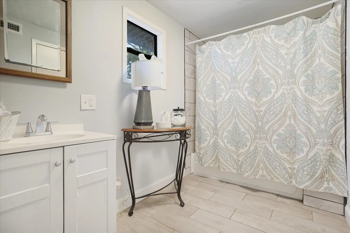 Single Family Residence For Sale in Grayson County , 1721 Ridgewood Road, Denison, Texas 75020, 3 Bedroom, 2 Bathroom, Garage spaces, 1,464 Sqft, built in 1955, mls#21395739, Real Estate Agent in Denison, Homes For Sale in Grayson county, Homes For Sale in Denison, Realtor in Denison Texas, Real Estate Brokerage Independent Realty Texas, Luminita Cordes Realtor