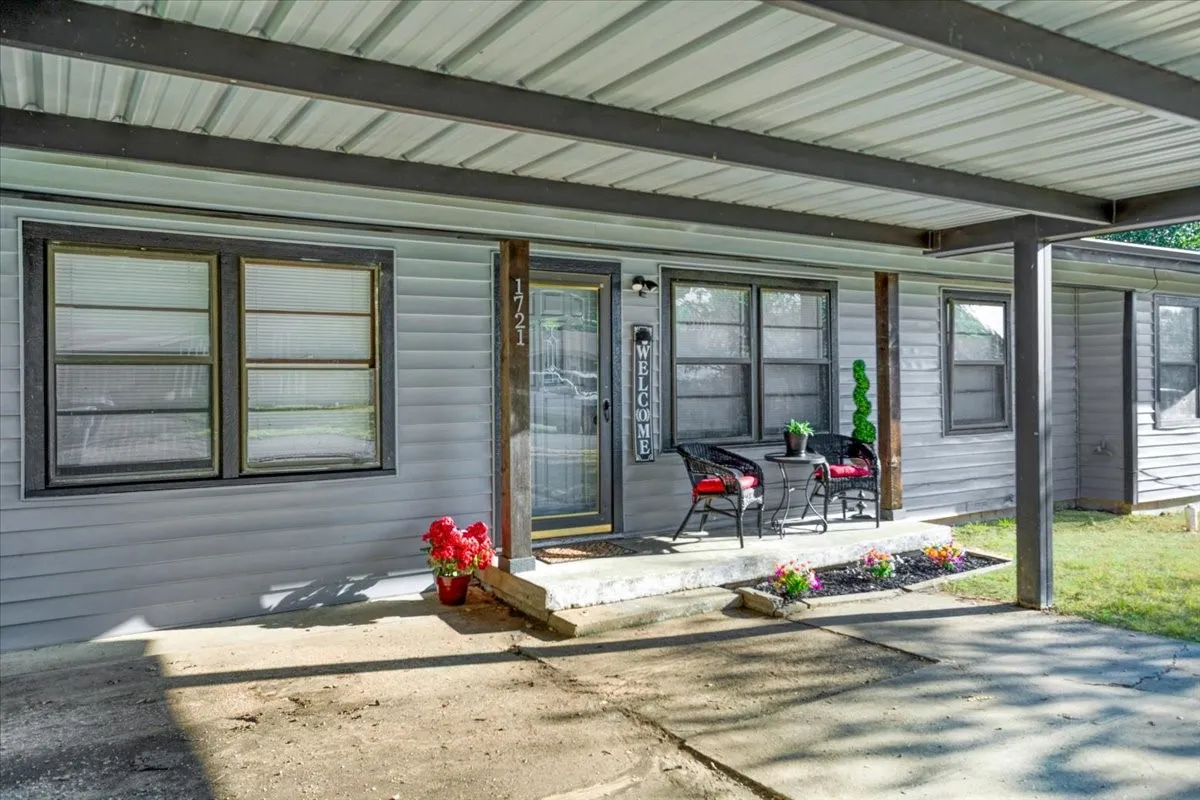 Single Family Residence For Sale in Grayson County , 1721 Ridgewood Road, Denison, Texas 75020, 3 Bedroom, 2 Bathroom, Garage spaces, 1,464 Sqft, built in 1955, mls#21395739, Real Estate Agent in Denison, Homes For Sale in Grayson county, Homes For Sale in Denison, Realtor in Denison Texas, Real Estate Brokerage Independent Realty Texas, Luminita Cordes Realtor