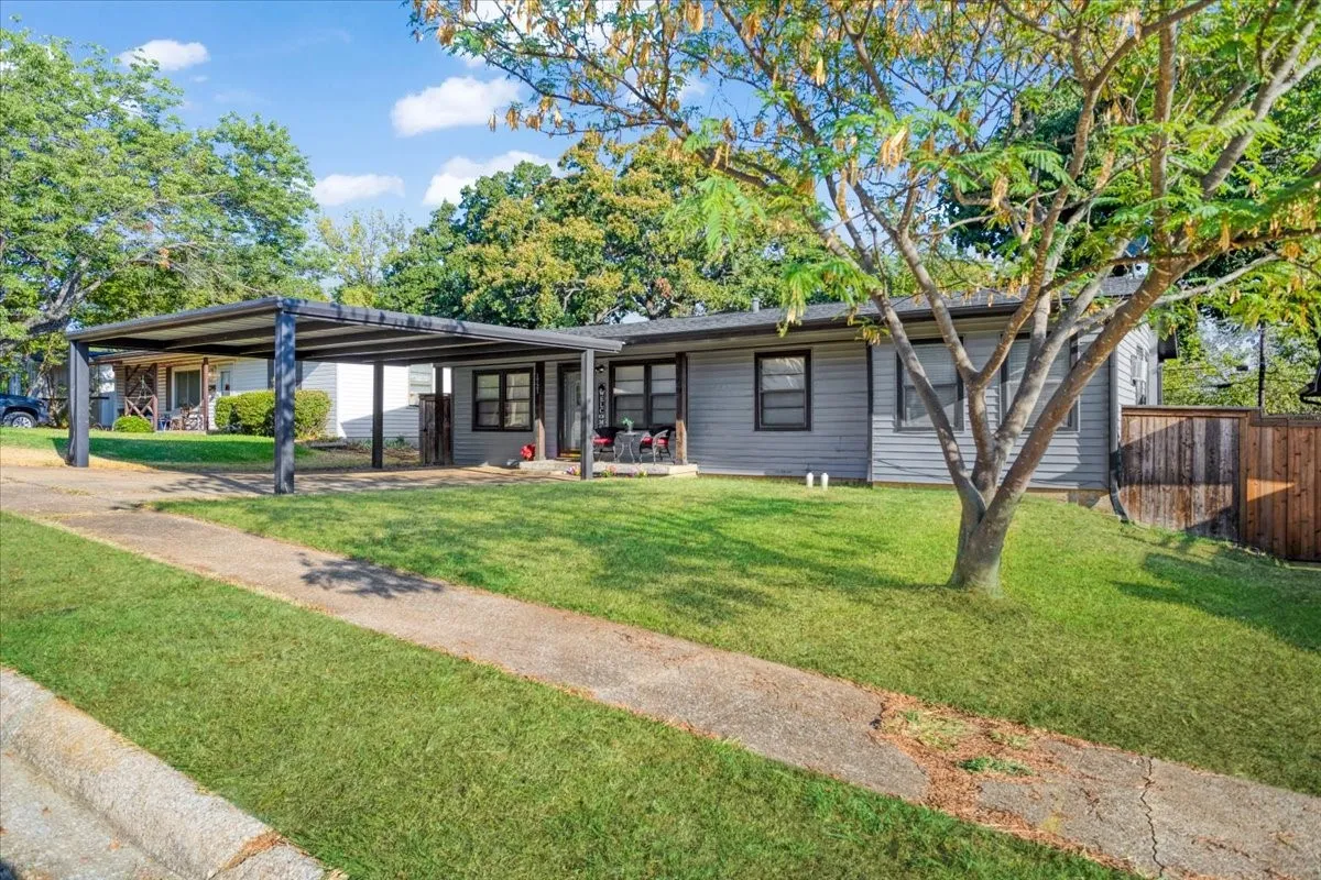 Single Family Residence For Sale in Grayson County , 1721 Ridgewood Road, Denison, Texas 75020, 3 Bedroom, 2 Bathroom, Garage spaces, 1,464 Sqft, built in 1955, mls#21395739, Real Estate Agent in Denison, Homes For Sale in Grayson county, Homes For Sale in Denison, Realtor in Denison Texas, Real Estate Brokerage Independent Realty Texas, Luminita Cordes Realtor