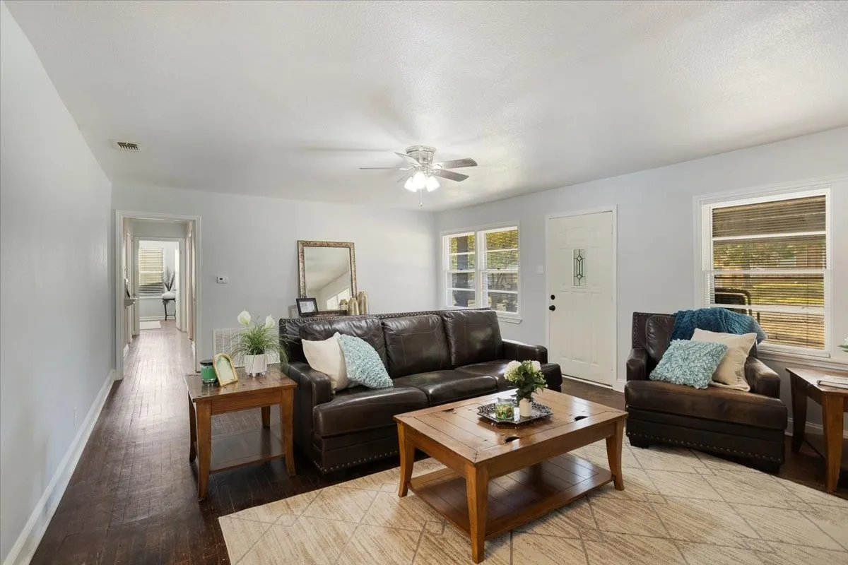 Single Family Residence For Sale in Grayson County , 1721 Ridgewood Road, Denison, Texas 75020, 3 Bedroom, 2 Bathroom, Garage spaces, 1,464 Sqft, built in 1955, mls#21395739, Real Estate Agent in Denison, Homes For Sale in Grayson county, Homes For Sale in Denison, Realtor in Denison Texas, Real Estate Brokerage Independent Realty Texas, Luminita Cordes Realtor