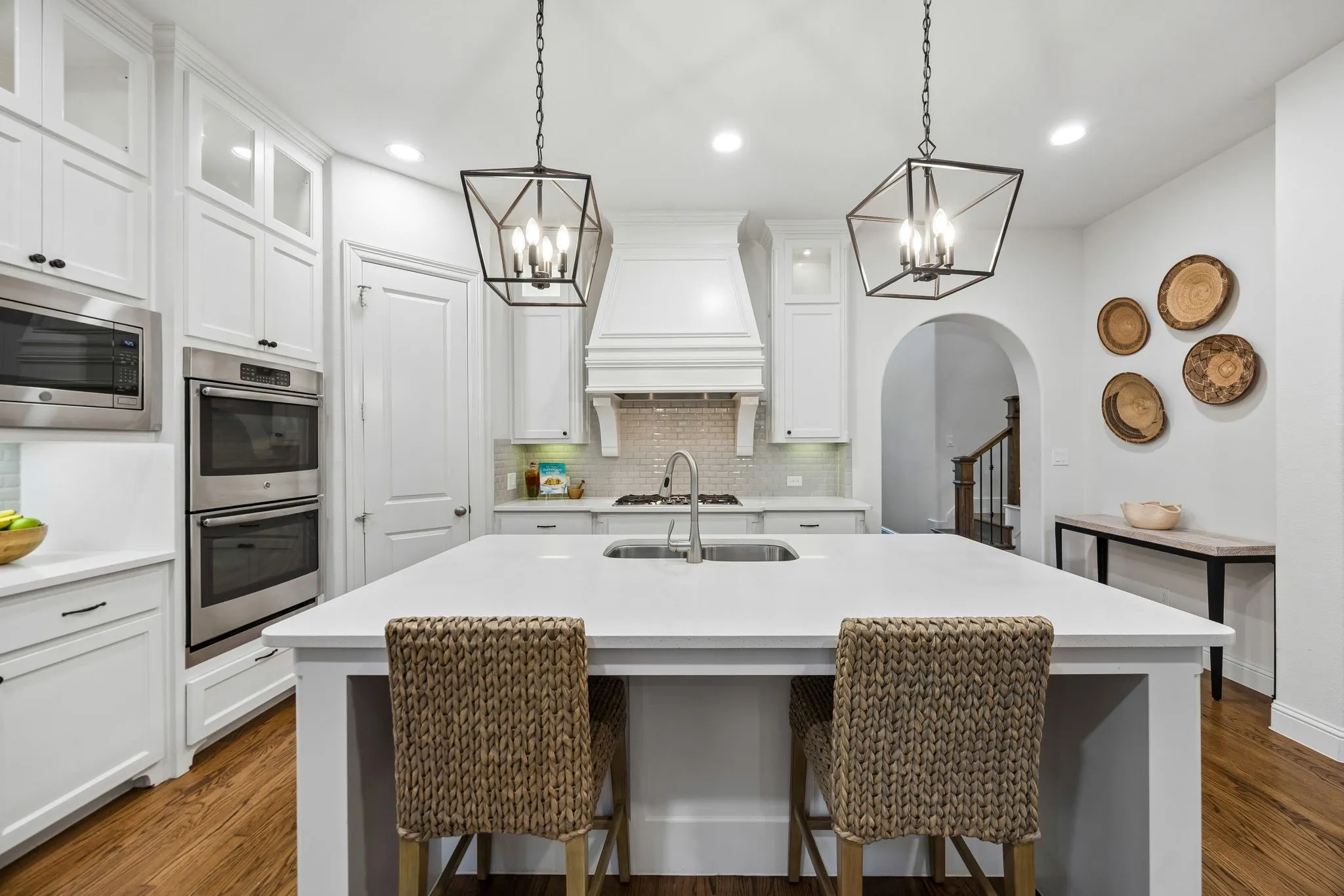 Pendant lighting over island/ breakfast bar