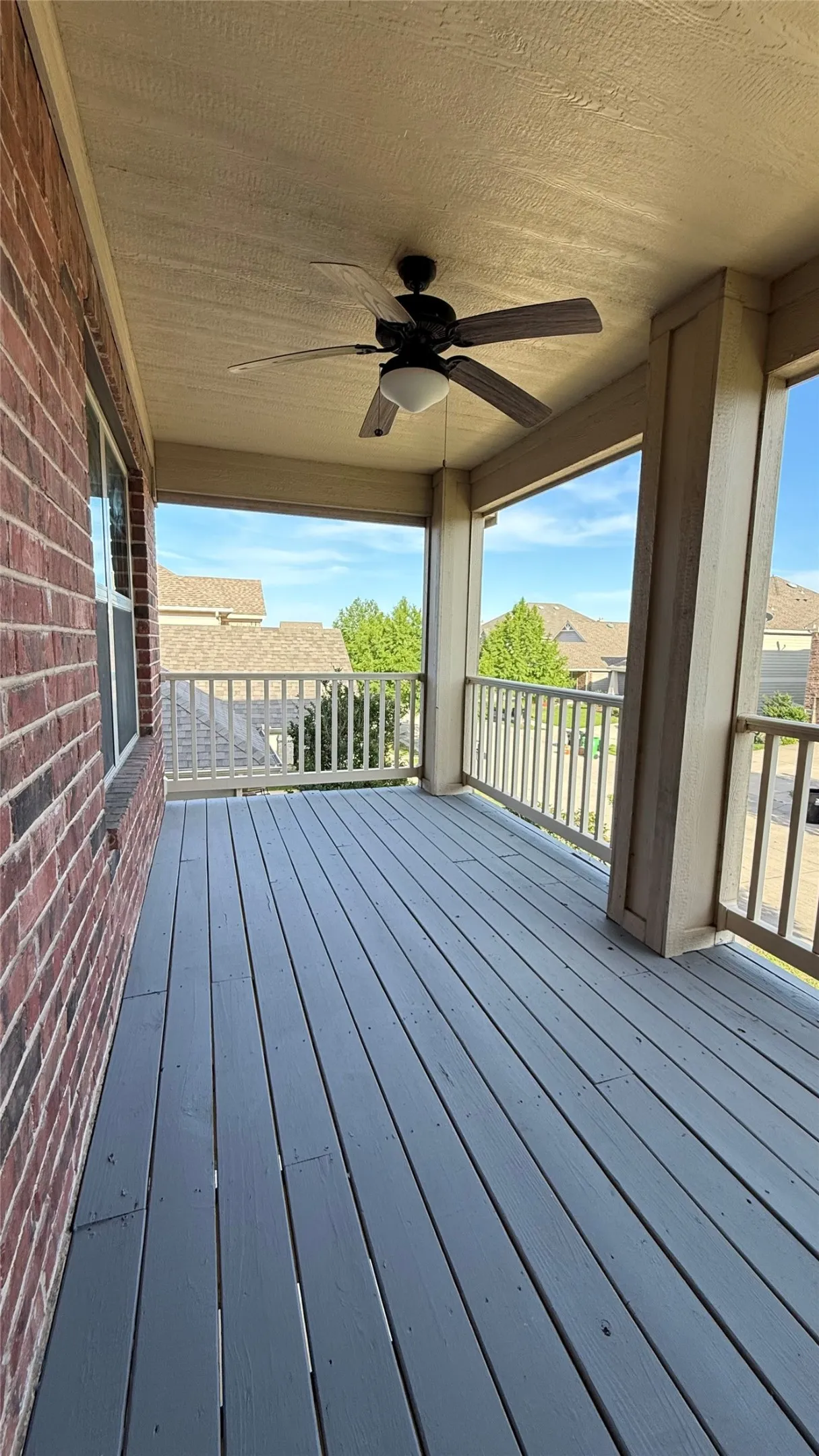 Deck featuring ceiling fan