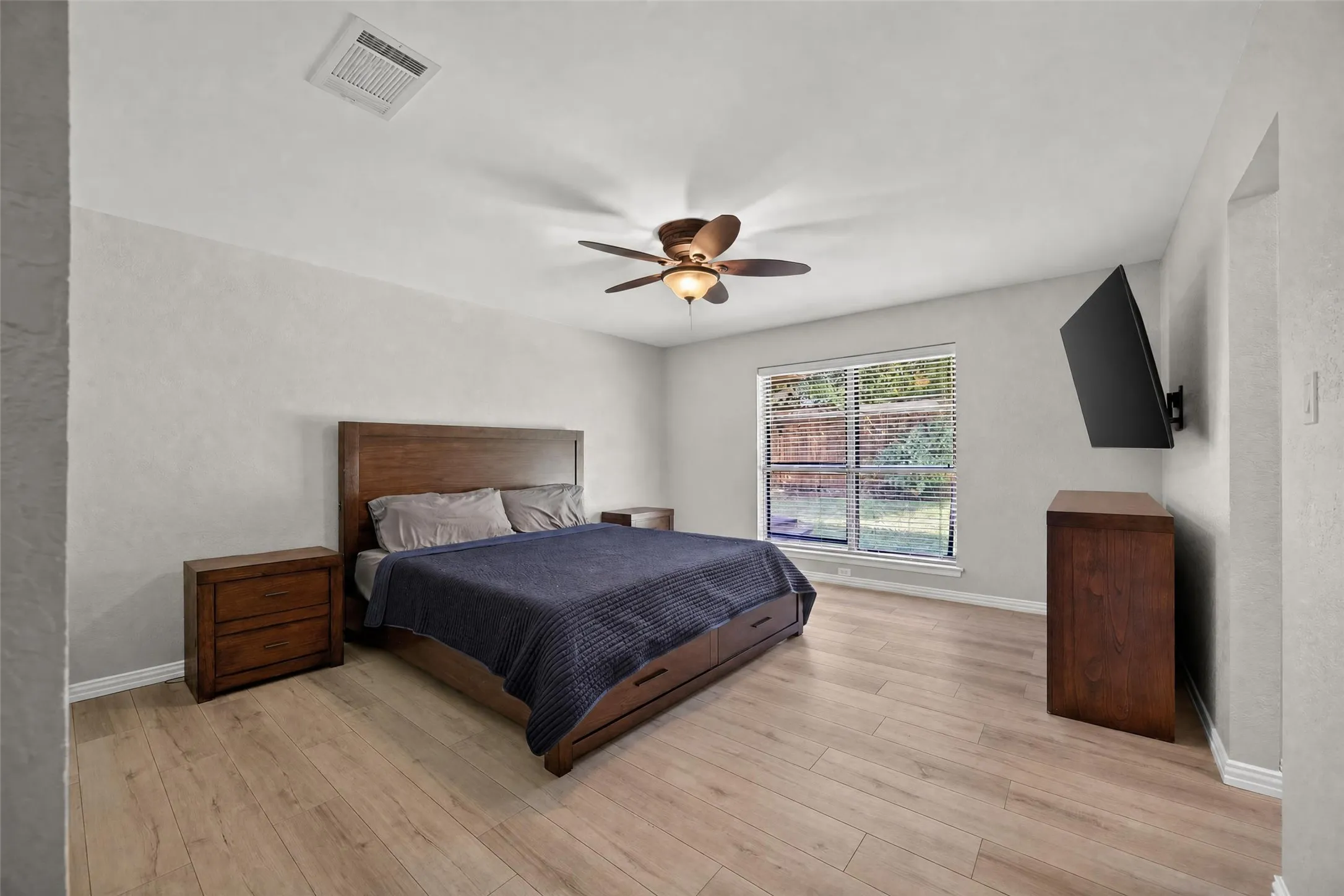 Pretty primary bedroom with en-suite bathroom