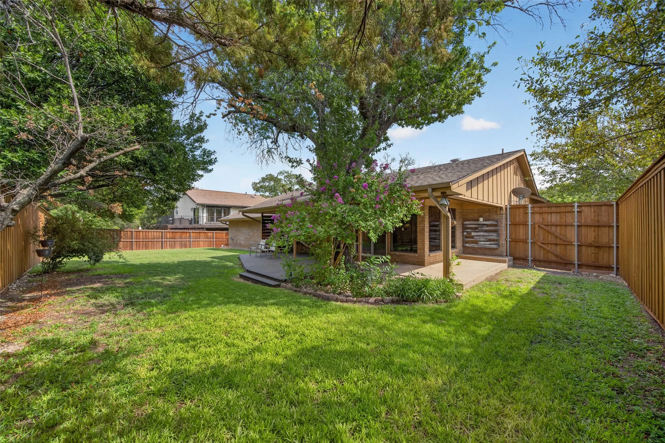 Perfectly manicured backyard is an entertainer's dream