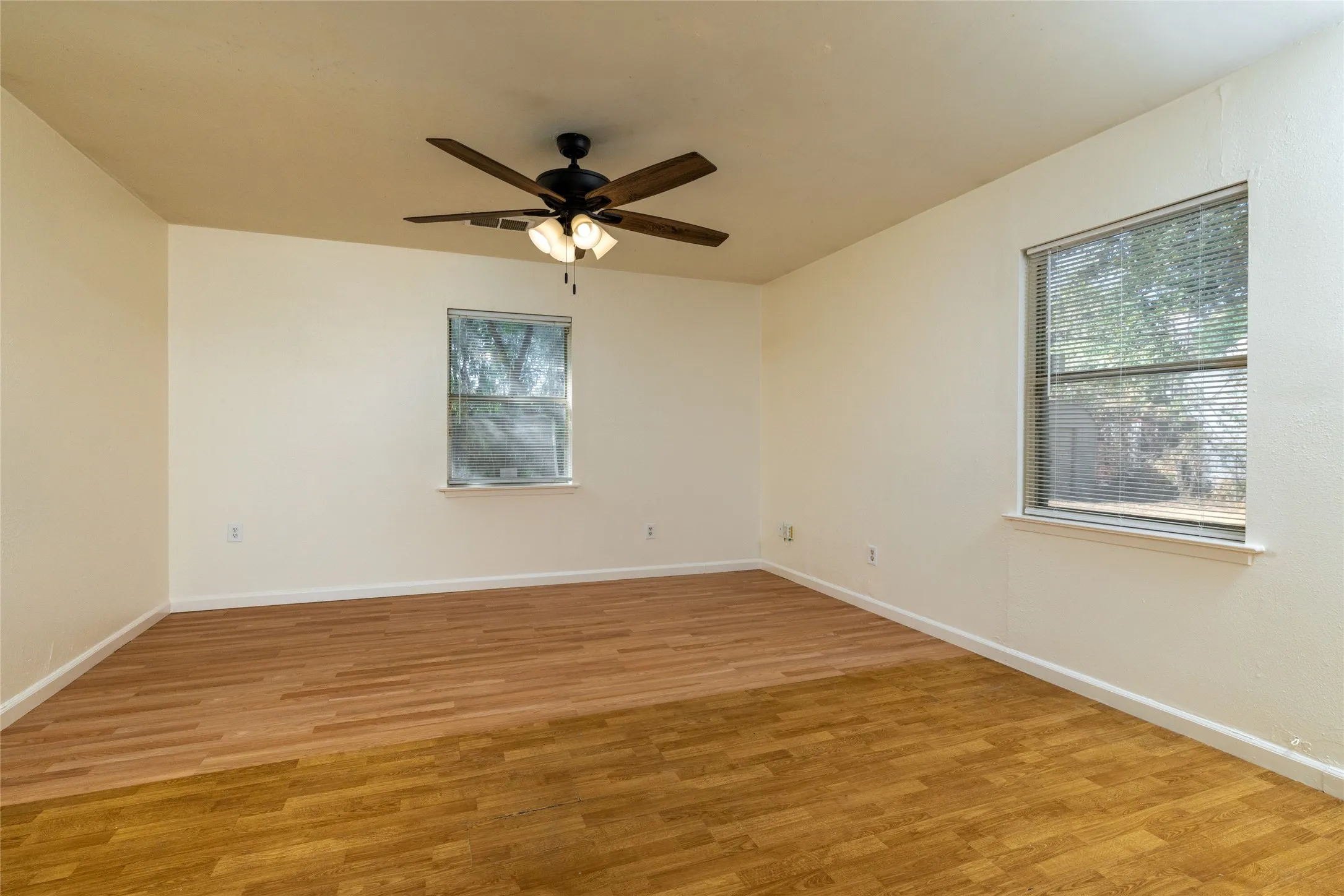 Single Family Residence For Sale in Tarrant County , 2204 Cales Drive, Arlington, Texas 76013, 4 Bedroom, 3 Bathroom, 1 Garage spaces, 1,420 Sqft, built in 1962, mls#21395285, Real Estate Agent in Arlington, Homes For Sale in Tarrant county, Homes For Sale in Arlington, Realtor in Arlington Texas, Real Estate Brokerage Independent Realty Texas, Luminita Cordes Realtor