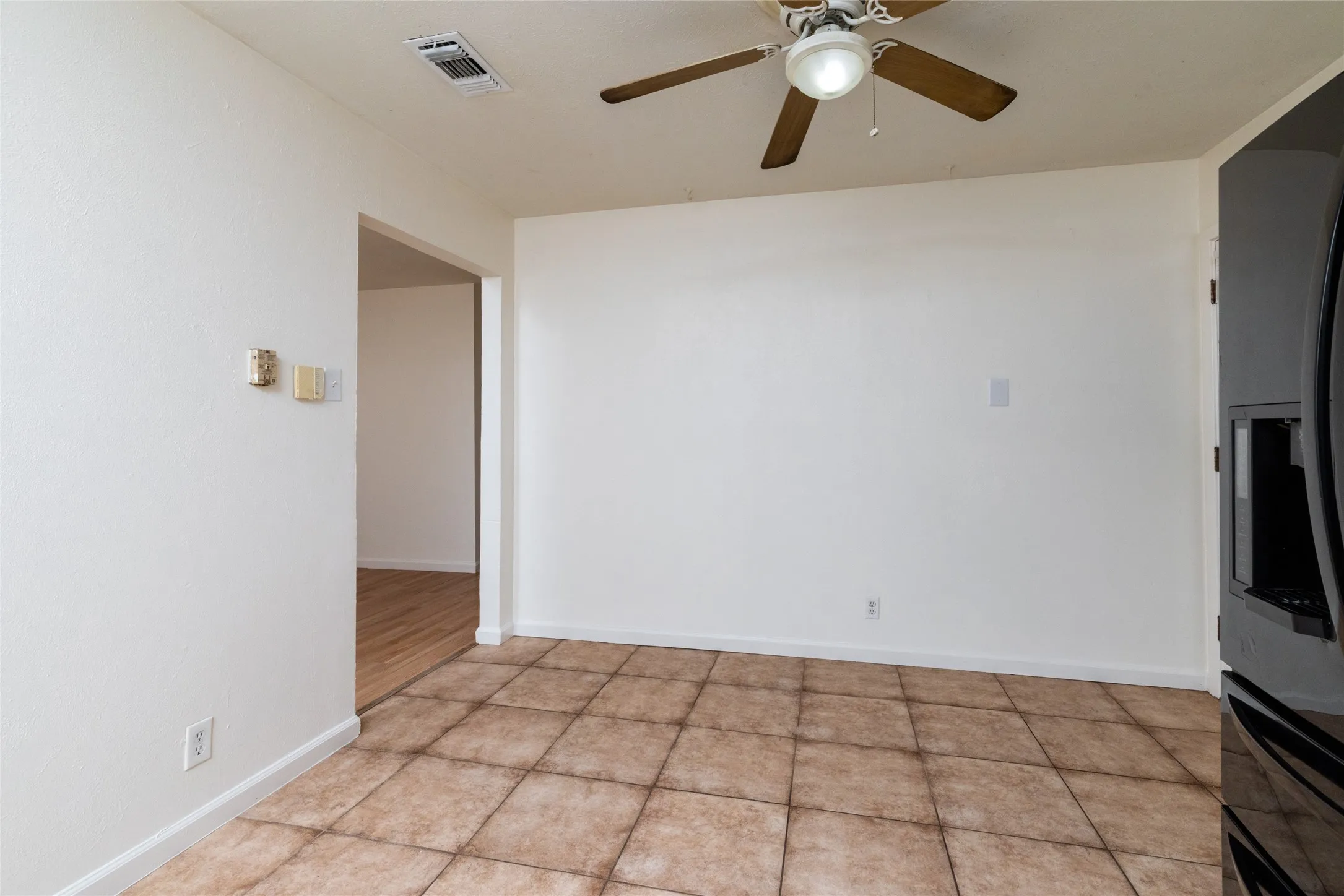 Single Family Residence For Sale in Tarrant County , 2204 Cales Drive, Arlington, Texas 76013, 4 Bedroom, 3 Bathroom, 1 Garage spaces, 1,420 Sqft, built in 1962, mls#21395285, Real Estate Agent in Arlington, Homes For Sale in Tarrant county, Homes For Sale in Arlington, Realtor in Arlington Texas, Real Estate Brokerage Independent Realty Texas, Luminita Cordes Realtor