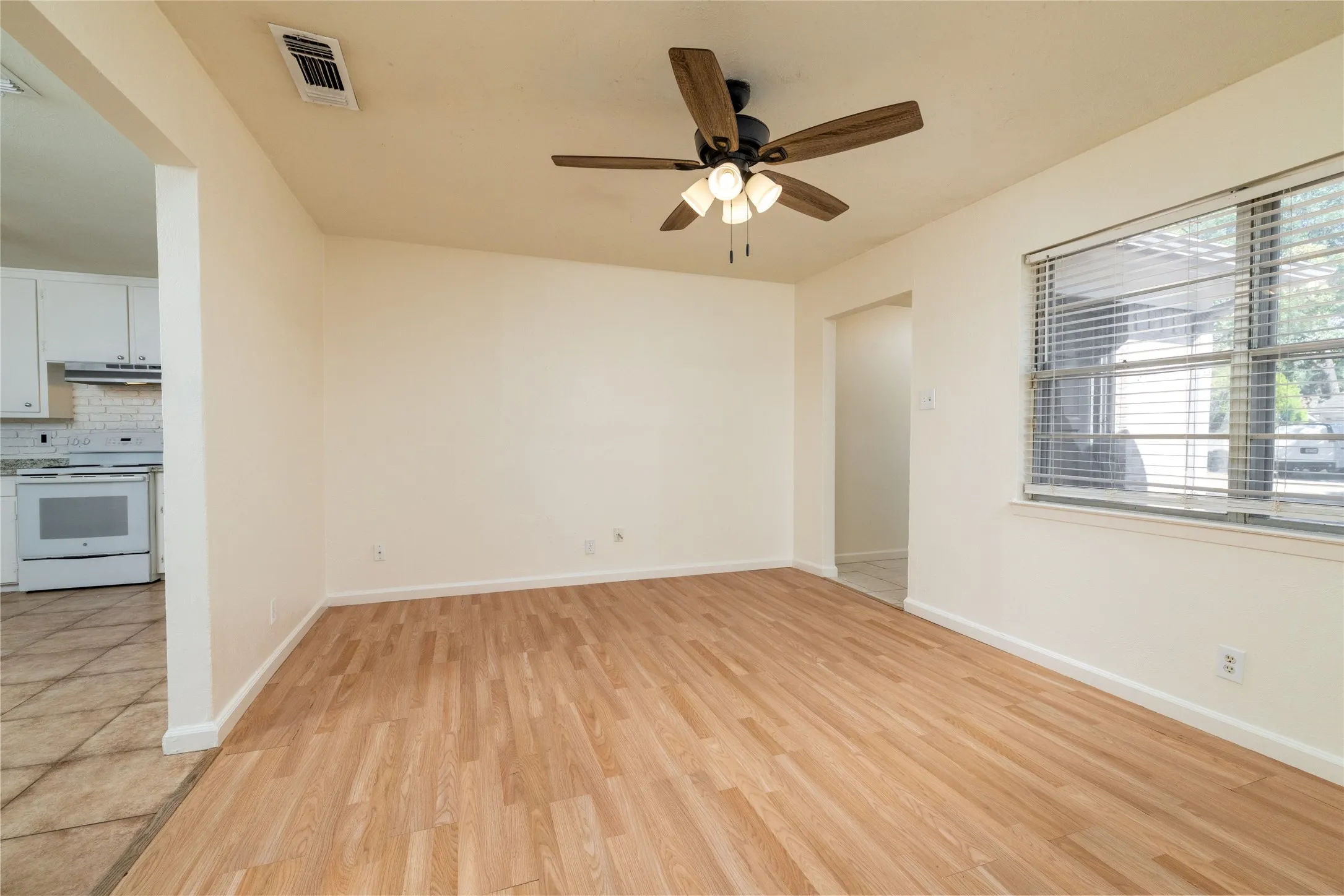 Single Family Residence For Sale in Tarrant County , 2204 Cales Drive, Arlington, Texas 76013, 4 Bedroom, 3 Bathroom, 1 Garage spaces, 1,420 Sqft, built in 1962, mls#21395285, Real Estate Agent in Arlington, Homes For Sale in Tarrant county, Homes For Sale in Arlington, Realtor in Arlington Texas, Real Estate Brokerage Independent Realty Texas, Luminita Cordes Realtor