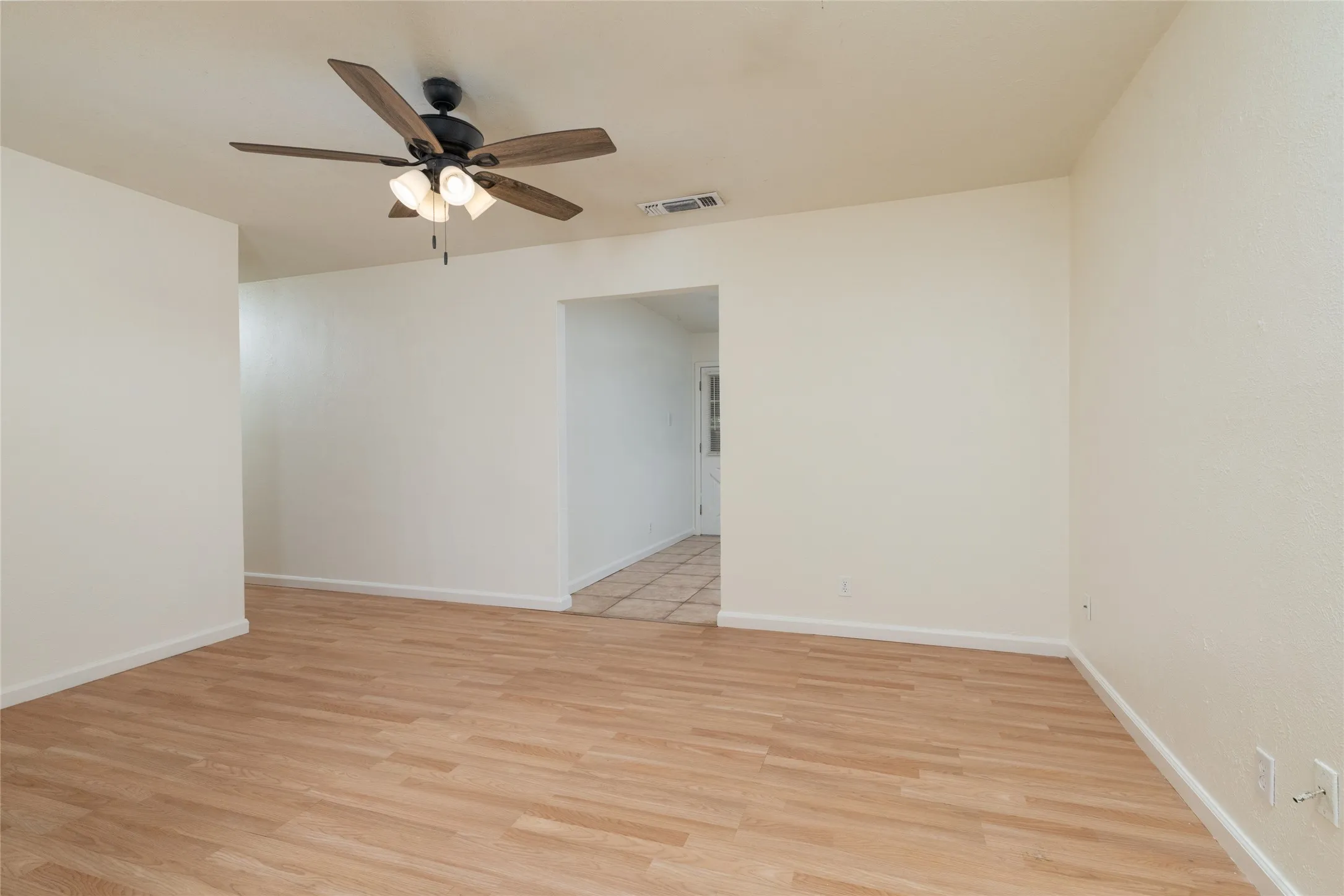 Single Family Residence For Sale in Tarrant County , 2204 Cales Drive, Arlington, Texas 76013, 4 Bedroom, 3 Bathroom, 1 Garage spaces, 1,420 Sqft, built in 1962, mls#21395285, Real Estate Agent in Arlington, Homes For Sale in Tarrant county, Homes For Sale in Arlington, Realtor in Arlington Texas, Real Estate Brokerage Independent Realty Texas, Luminita Cordes Realtor