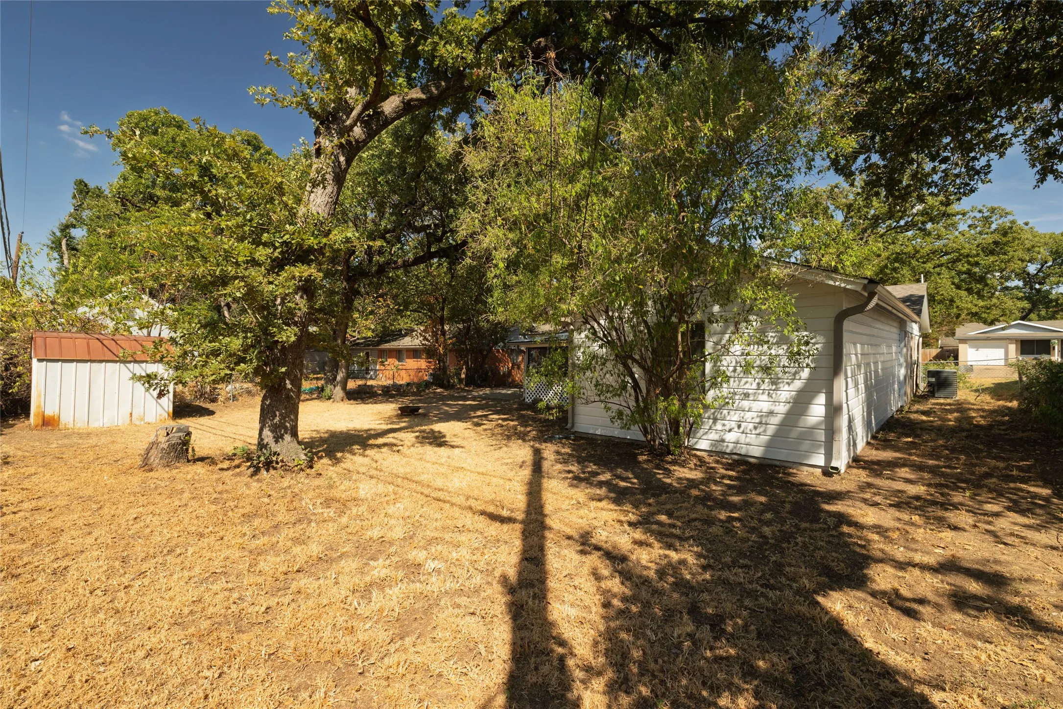 Single Family Residence For Sale in Tarrant County , 2204 Cales Drive, Arlington, Texas 76013, 4 Bedroom, 3 Bathroom, 1 Garage spaces, 1,420 Sqft, built in 1962, mls#21395285, Real Estate Agent in Arlington, Homes For Sale in Tarrant county, Homes For Sale in Arlington, Realtor in Arlington Texas, Real Estate Brokerage Independent Realty Texas, Luminita Cordes Realtor