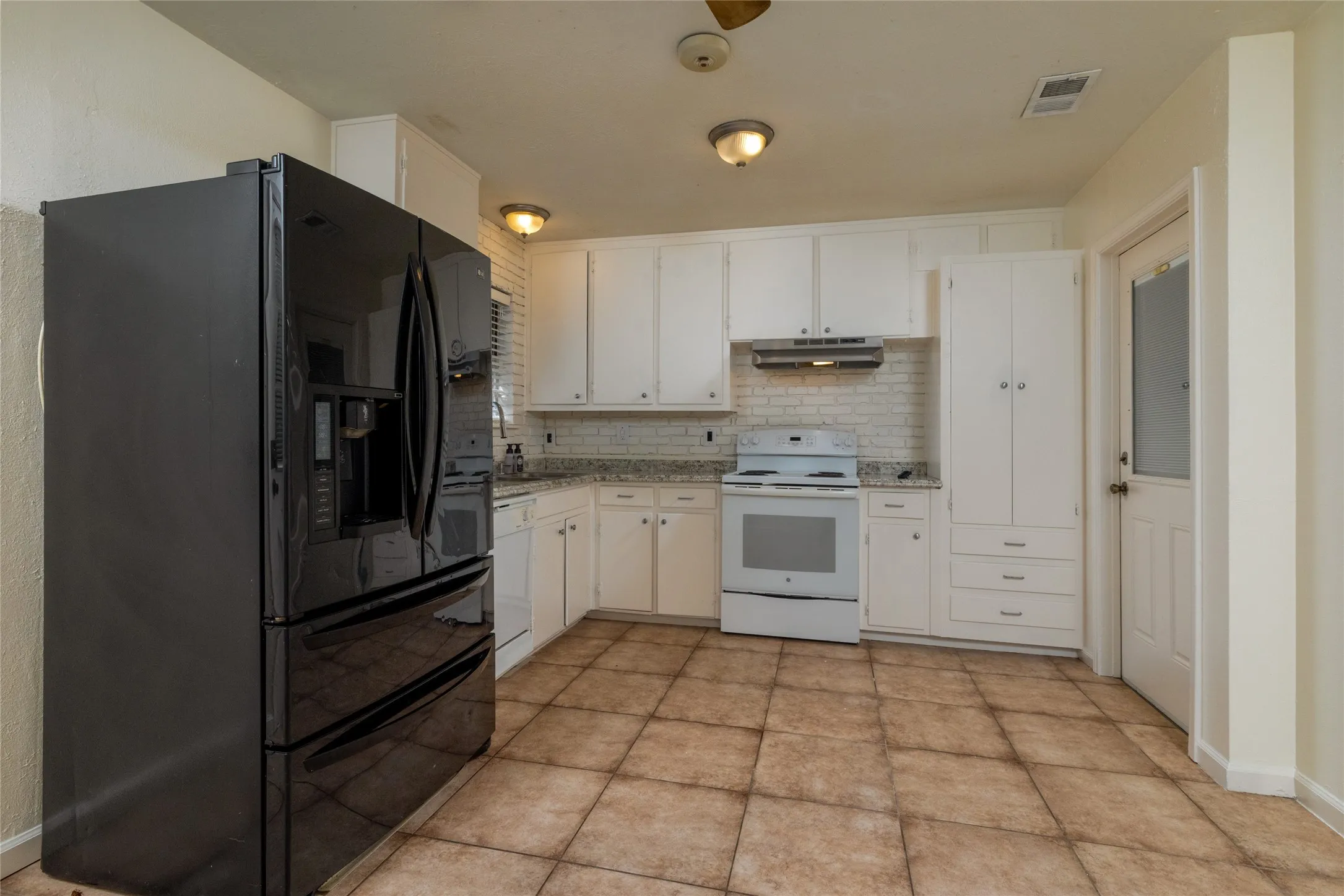 Single Family Residence For Sale in Tarrant County , 2204 Cales Drive, Arlington, Texas 76013, 4 Bedroom, 3 Bathroom, 1 Garage spaces, 1,420 Sqft, built in 1962, mls#21395285, Real Estate Agent in Arlington, Homes For Sale in Tarrant county, Homes For Sale in Arlington, Realtor in Arlington Texas, Real Estate Brokerage Independent Realty Texas, Luminita Cordes Realtor