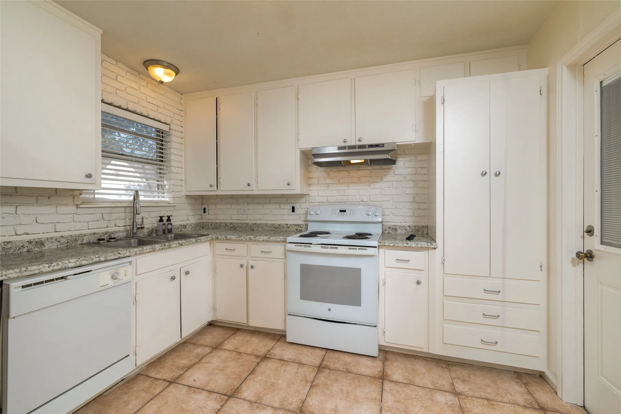 Single Family Residence For Sale in Tarrant County , 2204 Cales Drive, Arlington, Texas 76013, 4 Bedroom, 3 Bathroom, 1 Garage spaces, 1,420 Sqft, built in 1962, mls#21395285, Real Estate Agent in Arlington, Homes For Sale in Tarrant county, Homes For Sale in Arlington, Realtor in Arlington Texas, Real Estate Brokerage Independent Realty Texas, Luminita Cordes Realtor