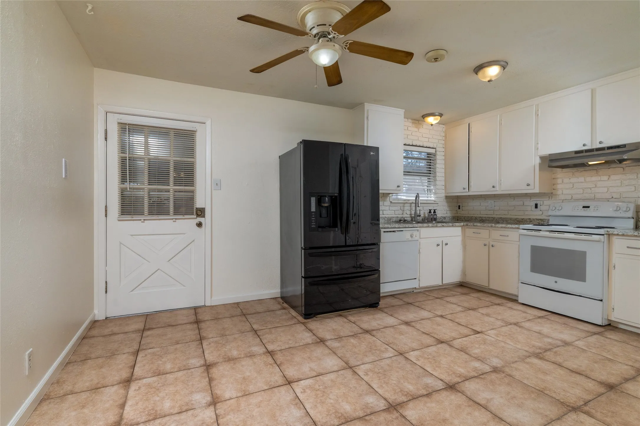 Single Family Residence For Sale in Tarrant County , 2204 Cales Drive, Arlington, Texas 76013, 4 Bedroom, 3 Bathroom, 1 Garage spaces, 1,420 Sqft, built in 1962, mls#21395285, Real Estate Agent in Arlington, Homes For Sale in Tarrant county, Homes For Sale in Arlington, Realtor in Arlington Texas, Real Estate Brokerage Independent Realty Texas, Luminita Cordes Realtor