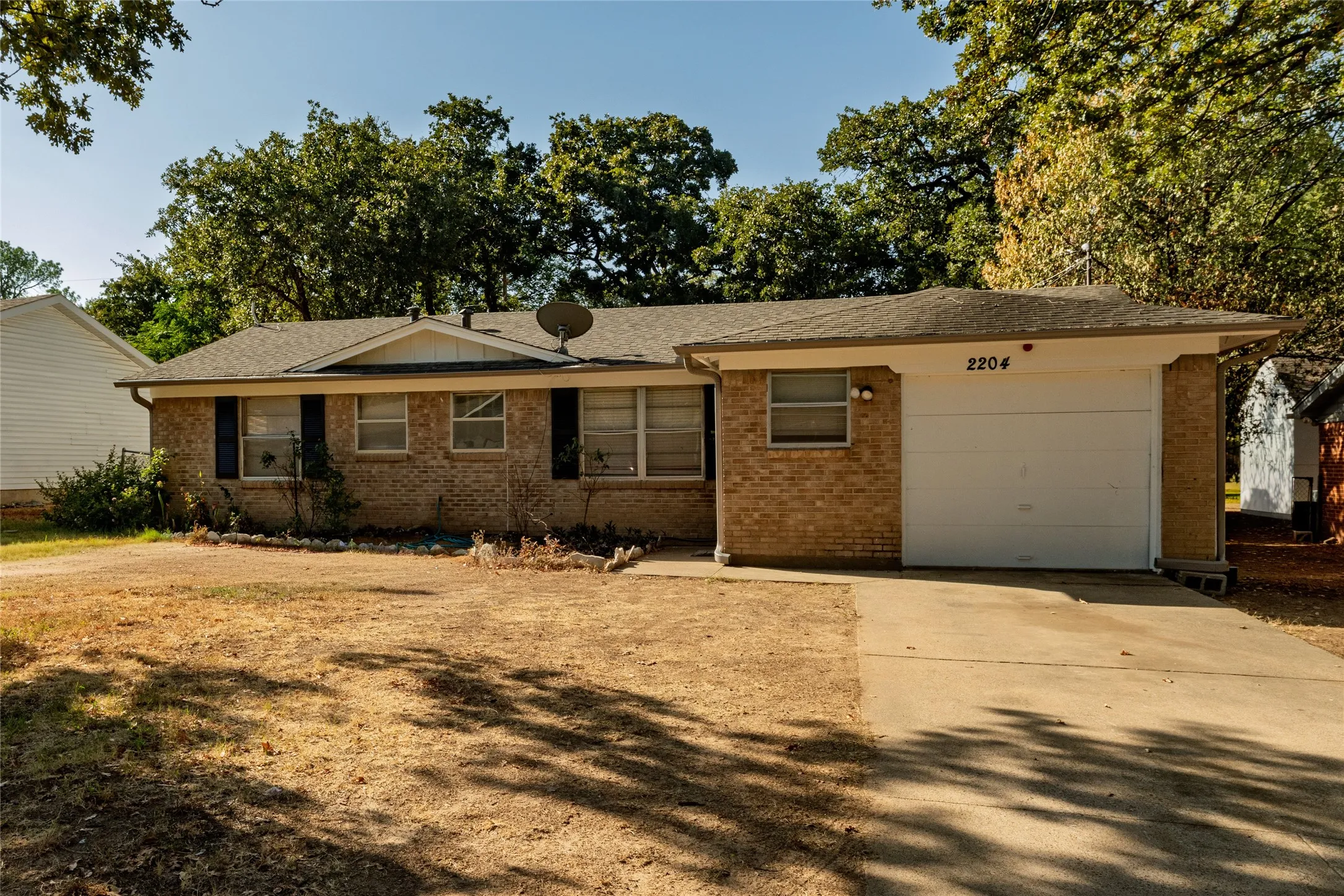 Single Family Residence For Sale in Tarrant County , 2204 Cales Drive, Arlington, Texas 76013, 4 Bedroom, 3 Bathroom, 1 Garage spaces, 1,420 Sqft, built in 1962, mls#21395285, Real Estate Agent in Arlington, Homes For Sale in Tarrant county, Homes For Sale in Arlington, Realtor in Arlington Texas, Real Estate Brokerage Independent Realty Texas, Luminita Cordes Realtor