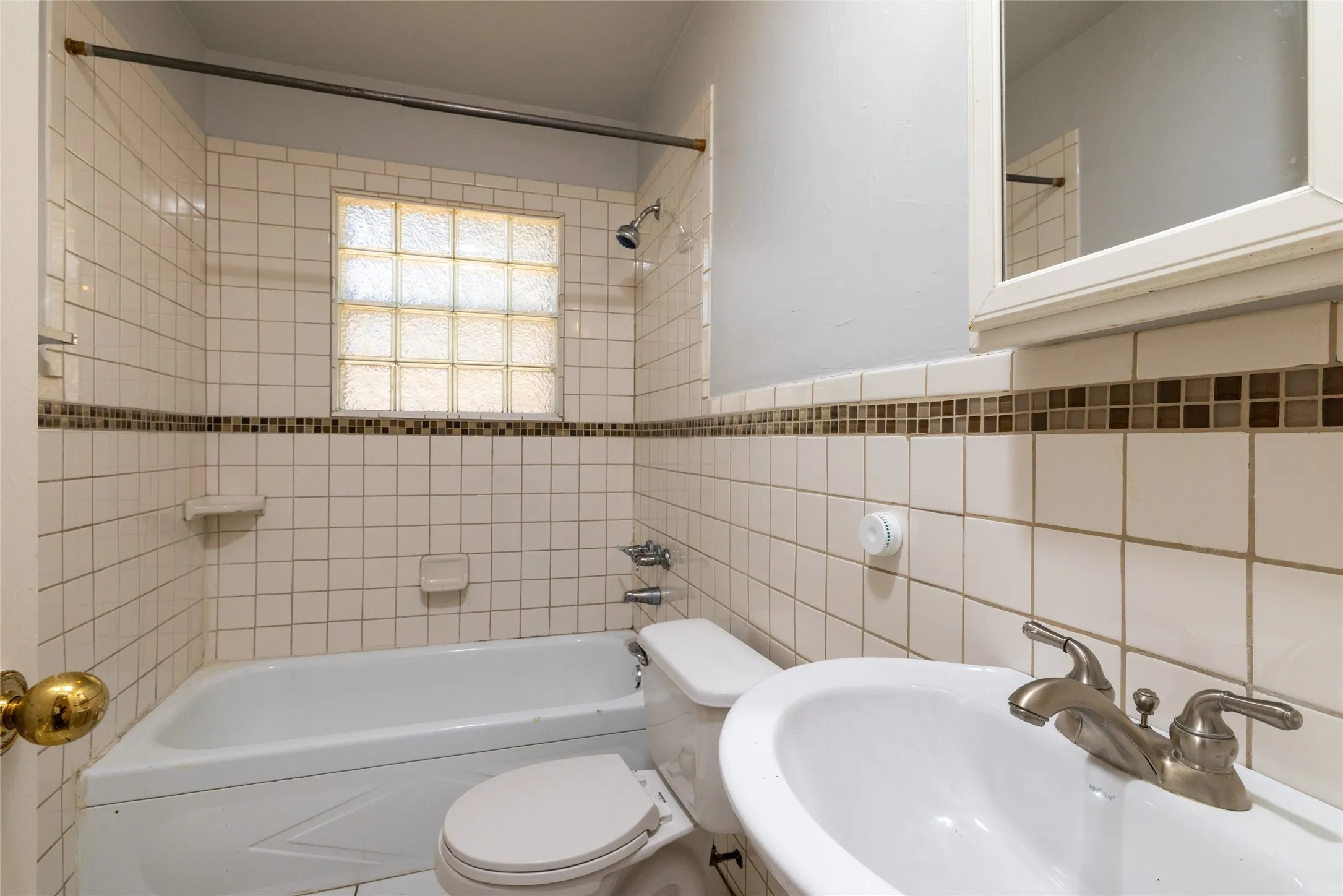 Single Family Residence For Sale in Tarrant County , 2204 Cales Drive, Arlington, Texas 76013, 4 Bedroom, 3 Bathroom, 1 Garage spaces, 1,420 Sqft, built in 1962, mls#21395285, Real Estate Agent in Arlington, Homes For Sale in Tarrant county, Homes For Sale in Arlington, Realtor in Arlington Texas, Real Estate Brokerage Independent Realty Texas, Luminita Cordes Realtor