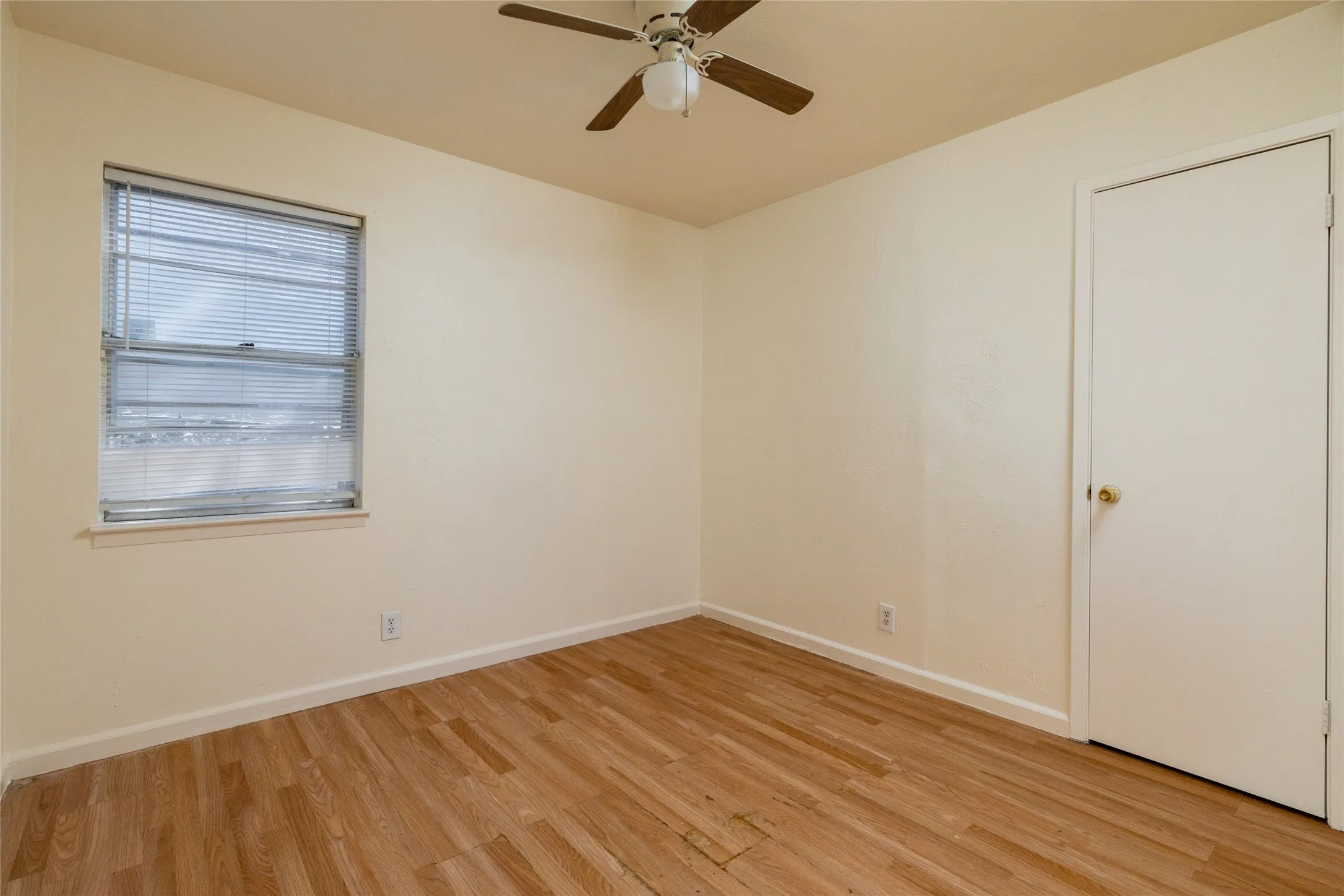 Single Family Residence For Sale in Tarrant County , 2204 Cales Drive, Arlington, Texas 76013, 4 Bedroom, 3 Bathroom, 1 Garage spaces, 1,420 Sqft, built in 1962, mls#21395285, Real Estate Agent in Arlington, Homes For Sale in Tarrant county, Homes For Sale in Arlington, Realtor in Arlington Texas, Real Estate Brokerage Independent Realty Texas, Luminita Cordes Realtor