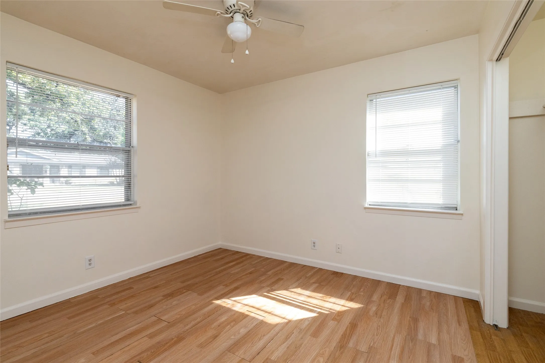 Single Family Residence For Sale in Tarrant County , 2204 Cales Drive, Arlington, Texas 76013, 4 Bedroom, 3 Bathroom, 1 Garage spaces, 1,420 Sqft, built in 1962, mls#21395285, Real Estate Agent in Arlington, Homes For Sale in Tarrant county, Homes For Sale in Arlington, Realtor in Arlington Texas, Real Estate Brokerage Independent Realty Texas, Luminita Cordes Realtor