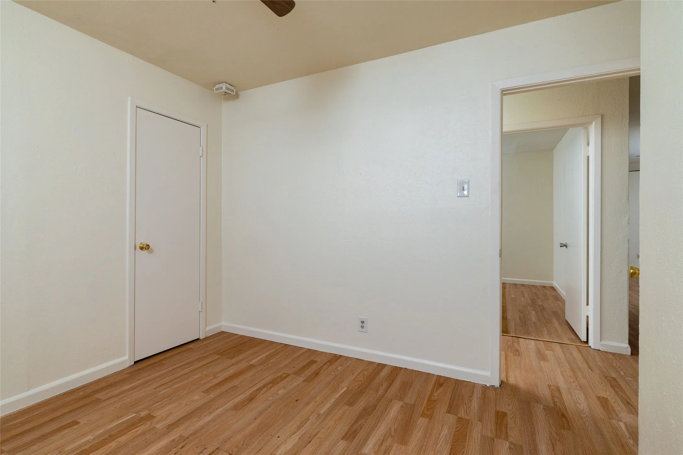 Single Family Residence For Sale in Tarrant County , 2204 Cales Drive, Arlington, Texas 76013, 4 Bedroom, 3 Bathroom, 1 Garage spaces, 1,420 Sqft, built in 1962, mls#21395285, Real Estate Agent in Arlington, Homes For Sale in Tarrant county, Homes For Sale in Arlington, Realtor in Arlington Texas, Real Estate Brokerage Independent Realty Texas, Luminita Cordes Realtor