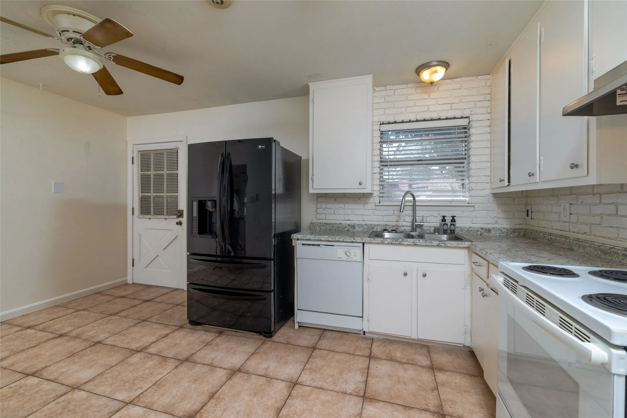 Single Family Residence For Sale in Tarrant County , 2204 Cales Drive, Arlington, Texas 76013, 4 Bedroom, 3 Bathroom, 1 Garage spaces, 1,420 Sqft, built in 1962, mls#21395285, Real Estate Agent in Arlington, Homes For Sale in Tarrant county, Homes For Sale in Arlington, Realtor in Arlington Texas, Real Estate Brokerage Independent Realty Texas, Luminita Cordes Realtor