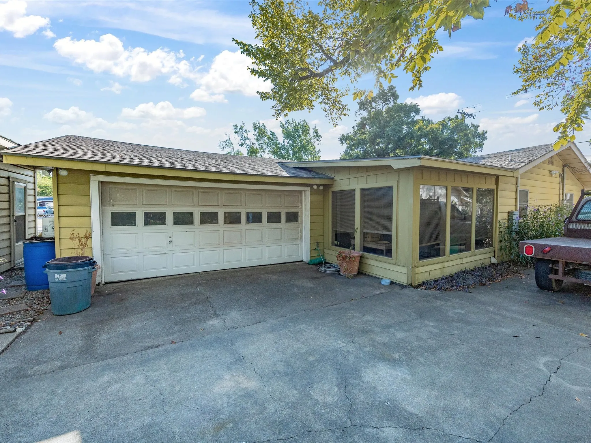 Single Family Residence For Sale in Navarro County , 120 & 118 Woodland Avenue, Corsicana, Texas 75110, 2 Bedroom, 1 Bathroom, 2 Garage spaces, 1,257 Sqft, built in 1980, mls#21395745, Real Estate Agent in Corsicana, Homes For Sale in Navarro county, Homes For Sale in Corsicana, Realtor in Corsicana Texas, Real Estate Brokerage Independent Realty Texas, Luminita Cordes Realtor