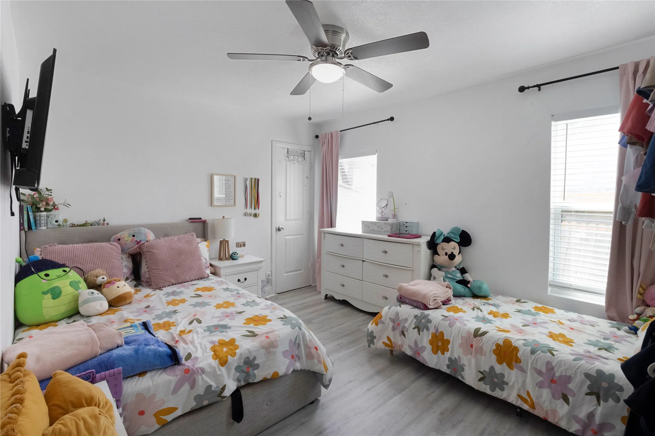 Recessed lighting, wood-finish flooring, ceiling fan, and white walls