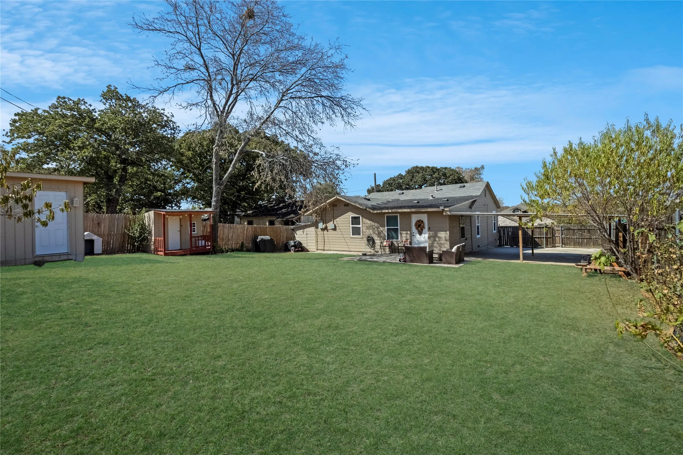 Single Family Residence For Sale in Tarrant County , 1601 Andrew Avenue, Fort Worth, Texas 76105, 3 Bedroom, 1 Bathroom, Garage spaces, 1,164 Sqft, built in 1951, mls#21395726, Real Estate Agent in Fort Worth, Homes For Sale in Tarrant county, Homes For Sale in Fort Worth, Realtor in Fort Worth Texas, Real Estate Brokerage Independent Realty Texas, Luminita Cordes Realtor