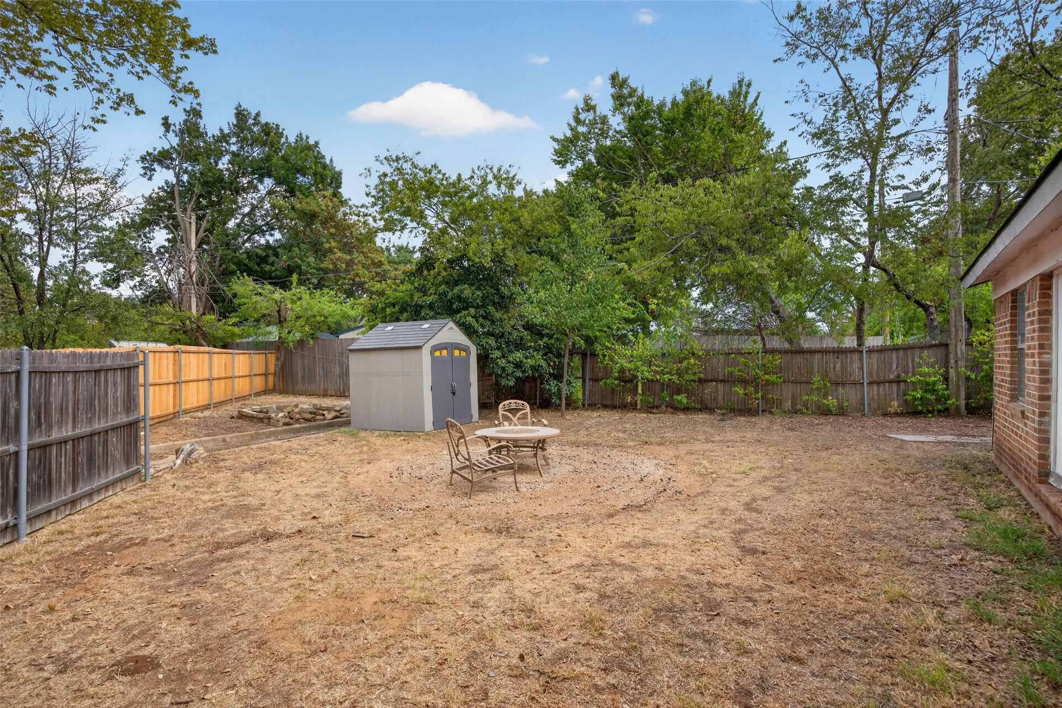 Huge cul-de-sac lot with shed that stays