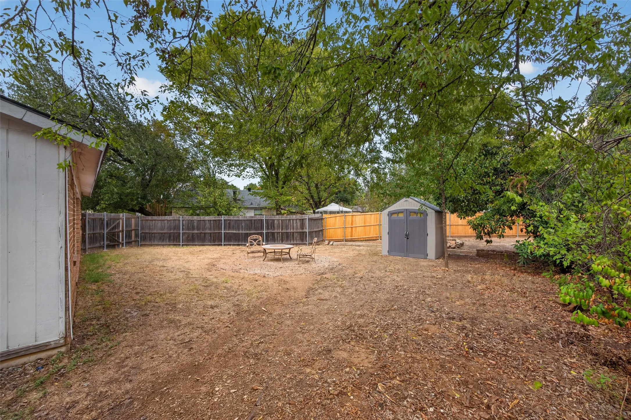 Huge cul-de-sac lot with shed that stays