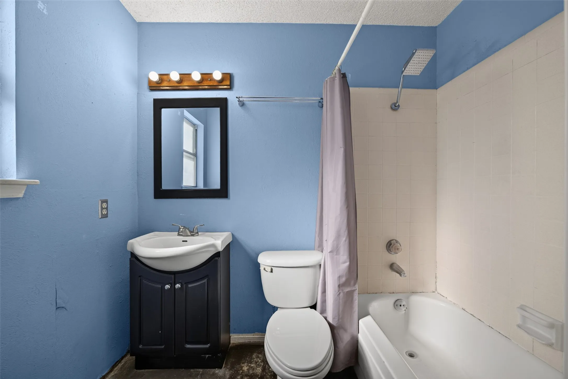 Full en-suite bathroom in the primary bedroom