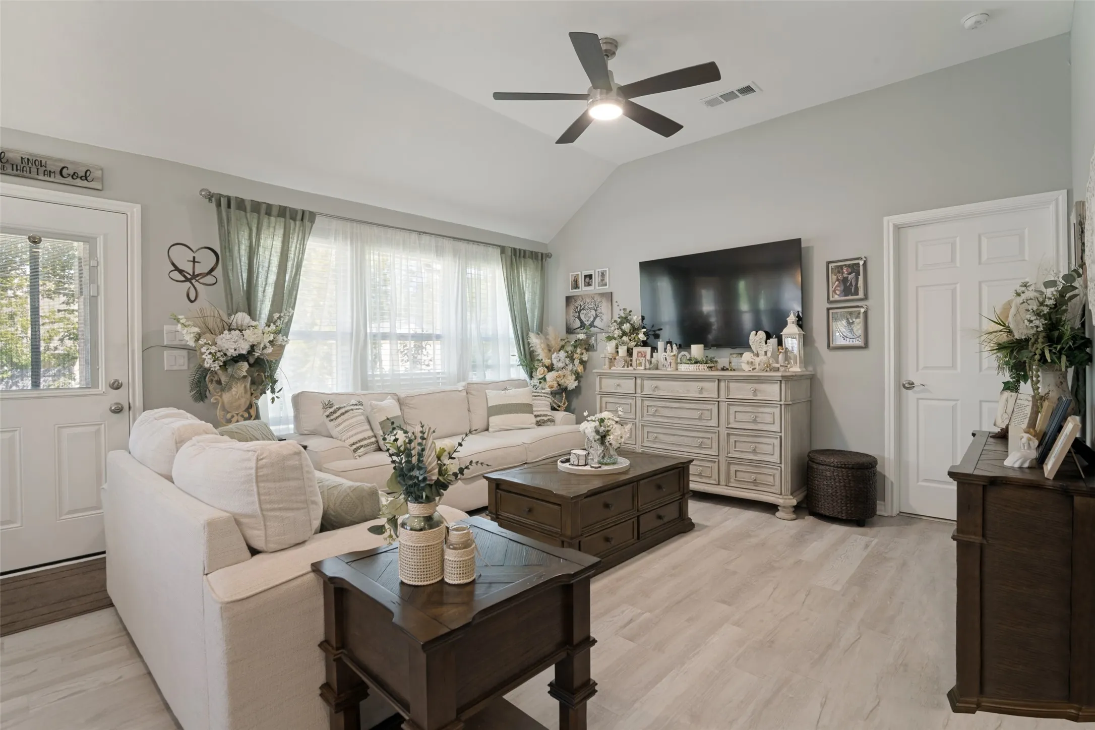 Single Family Residence For Sale in Hunt County , 116 Seay Street, Quinlan, Texas 75474, 3 Bedroom, 2 Bathroom, 2 Garage spaces, 1,364 Sqft, built in 2022, mls#21391436, Real Estate Agent in Quinlan, Homes For Sale in Hunt county, Homes For Sale in Quinlan, Realtor in Quinlan Texas, Real Estate Brokerage Independent Realty Texas, Luminita Cordes Realtor