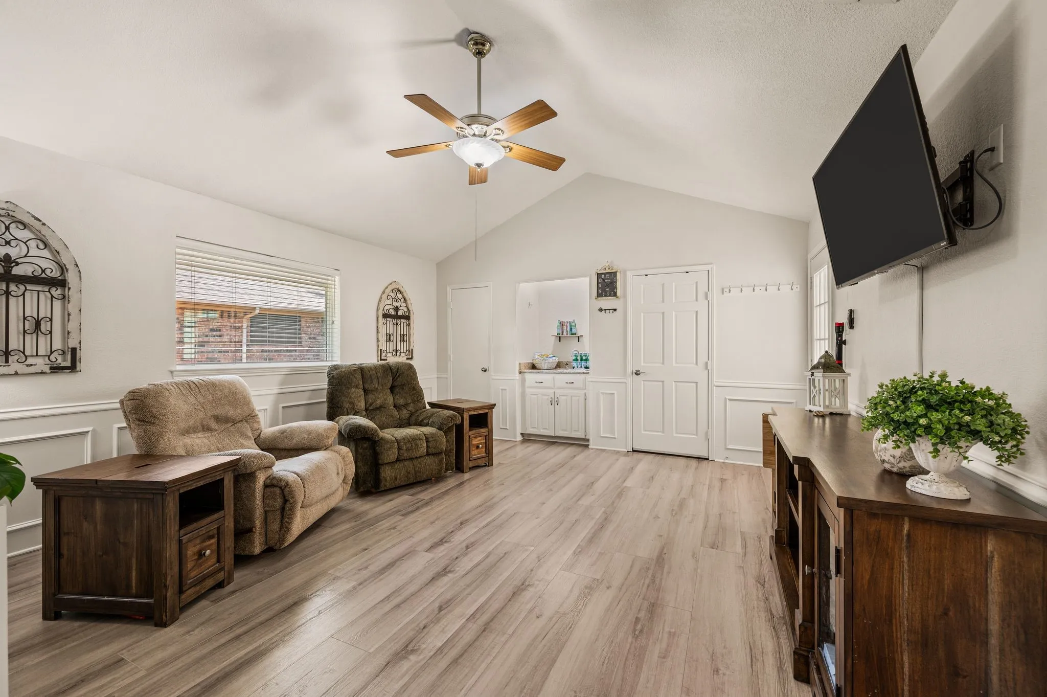 Single Family Residence For Sale in Dallas County , 5506 Coronado Drive, Garland, Texas 75043, 3 Bedroom, 2 Bathroom, 2 Garage spaces, 1,925 Sqft, built in 1983, mls#21390302, Real Estate Agent in Garland, Homes For Sale in Dallas county, Homes For Sale in Garland, Realtor in Garland Texas, Real Estate Brokerage Independent Realty Texas, Luminita Cordes Realtor