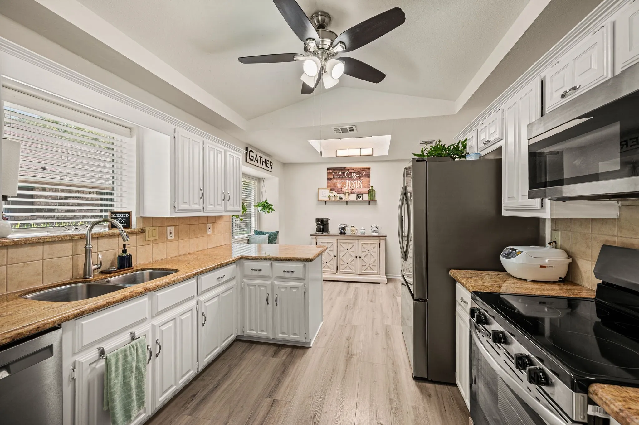 Single Family Residence For Sale in Dallas County , 5506 Coronado Drive, Garland, Texas 75043, 3 Bedroom, 2 Bathroom, 2 Garage spaces, 1,925 Sqft, built in 1983, mls#21390302, Real Estate Agent in Garland, Homes For Sale in Dallas county, Homes For Sale in Garland, Realtor in Garland Texas, Real Estate Brokerage Independent Realty Texas, Luminita Cordes Realtor