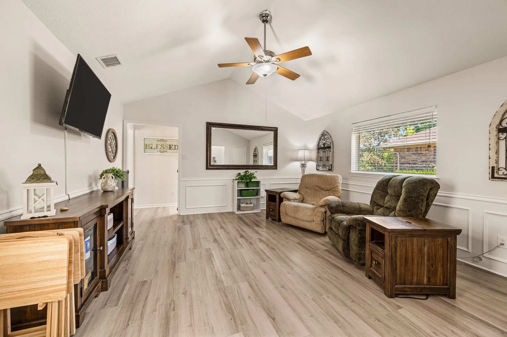 Single Family Residence For Sale in Dallas County , 5506 Coronado Drive, Garland, Texas 75043, 3 Bedroom, 2 Bathroom, 2 Garage spaces, 1,925 Sqft, built in 1983, mls#21390302, Real Estate Agent in Garland, Homes For Sale in Dallas county, Homes For Sale in Garland, Realtor in Garland Texas, Real Estate Brokerage Independent Realty Texas, Luminita Cordes Realtor