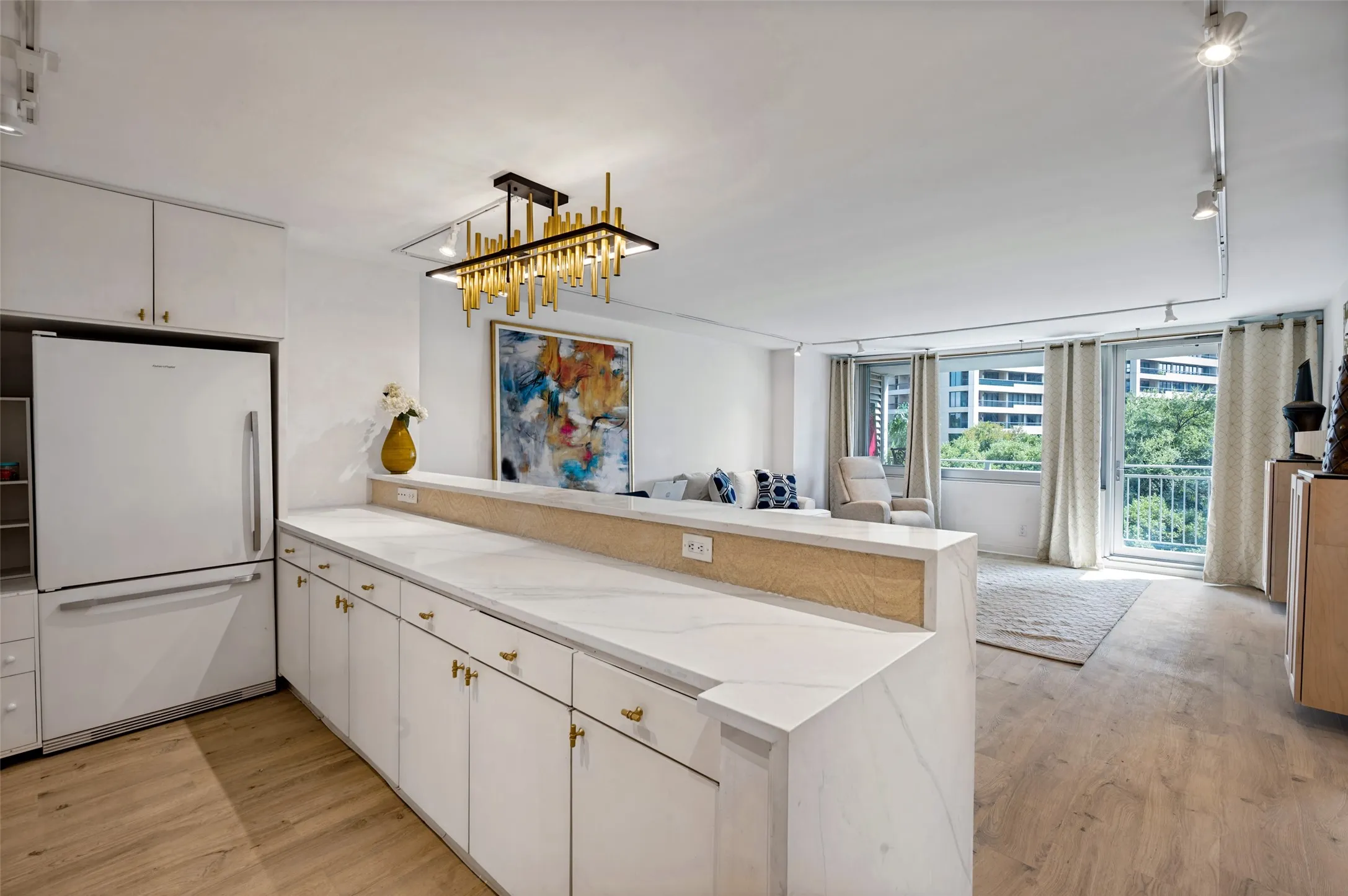 Condominium For Sale in Dallas County , 3883 Turtle Creek Boulevard 411, Dallas, Texas 75219, 1 Bedroom, 1 Bathroom, 1 Garage spaces, 774 Sqft, built in 1963, mls#21395601, Real Estate Agent in Dallas, Homes For Sale in Dallas county, Homes For Sale in Dallas, Realtor in Dallas Texas, Real Estate Brokerage Independent Realty Texas, Luminita Cordes Realtor