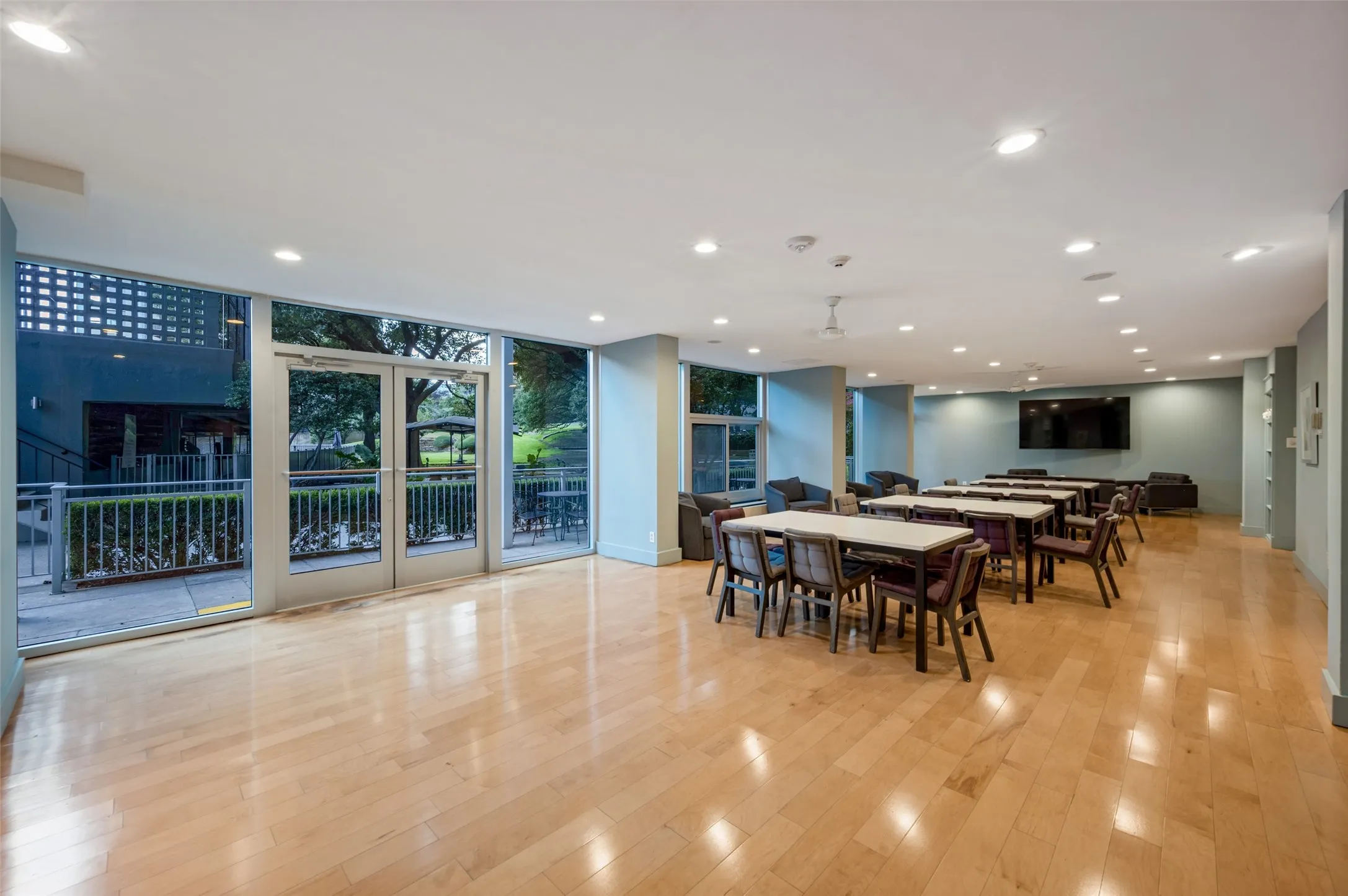 Condominium For Sale in Dallas County , 3883 Turtle Creek Boulevard 411, Dallas, Texas 75219, 1 Bedroom, 1 Bathroom, 1 Garage spaces, 774 Sqft, built in 1963, mls#21395601, Real Estate Agent in Dallas, Homes For Sale in Dallas county, Homes For Sale in Dallas, Realtor in Dallas Texas, Real Estate Brokerage Independent Realty Texas, Luminita Cordes Realtor