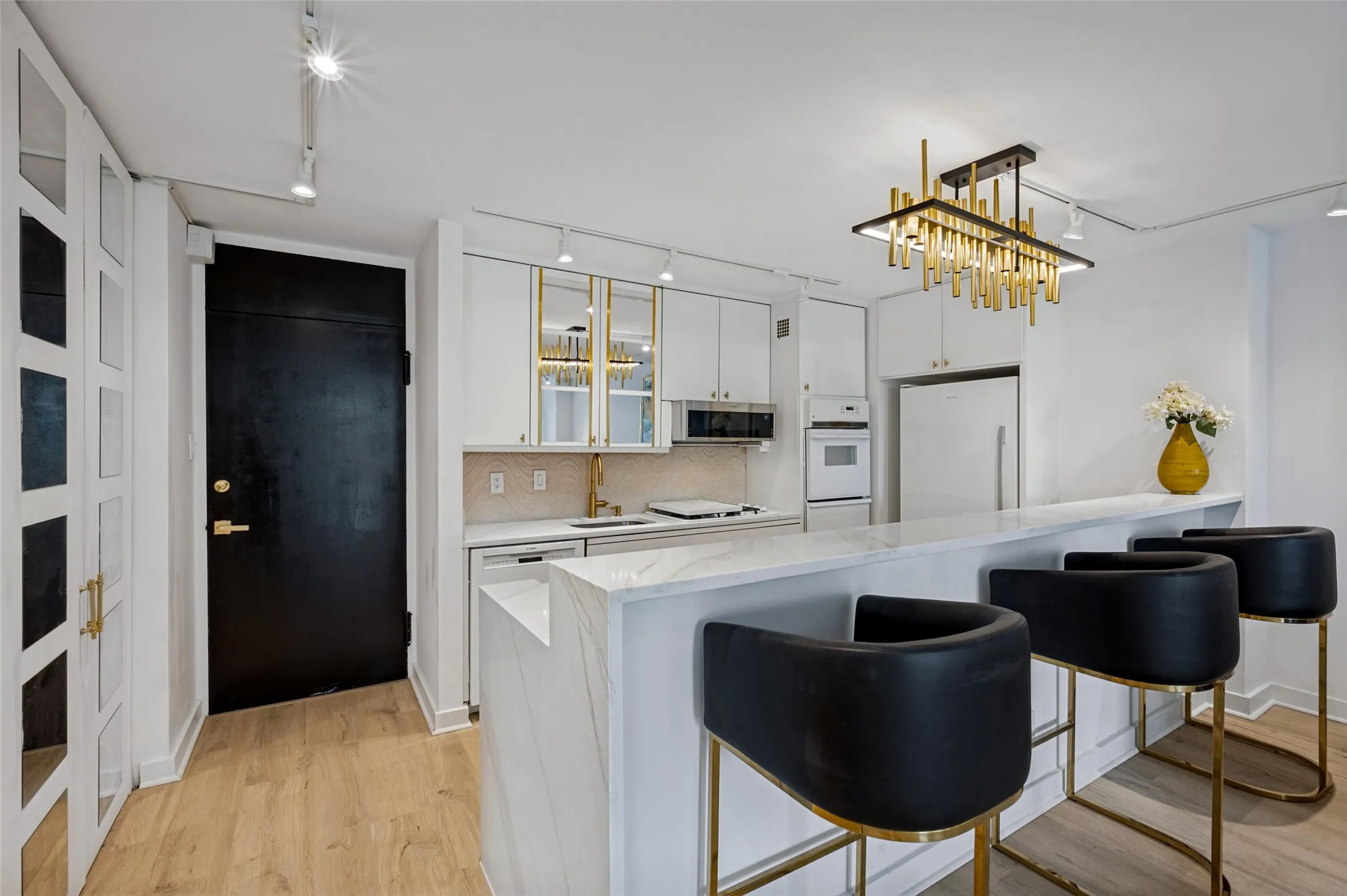 Condominium For Sale in Dallas County , 3883 Turtle Creek Boulevard 411, Dallas, Texas 75219, 1 Bedroom, 1 Bathroom, 1 Garage spaces, 774 Sqft, built in 1963, mls#21395601, Real Estate Agent in Dallas, Homes For Sale in Dallas county, Homes For Sale in Dallas, Realtor in Dallas Texas, Real Estate Brokerage Independent Realty Texas, Luminita Cordes Realtor