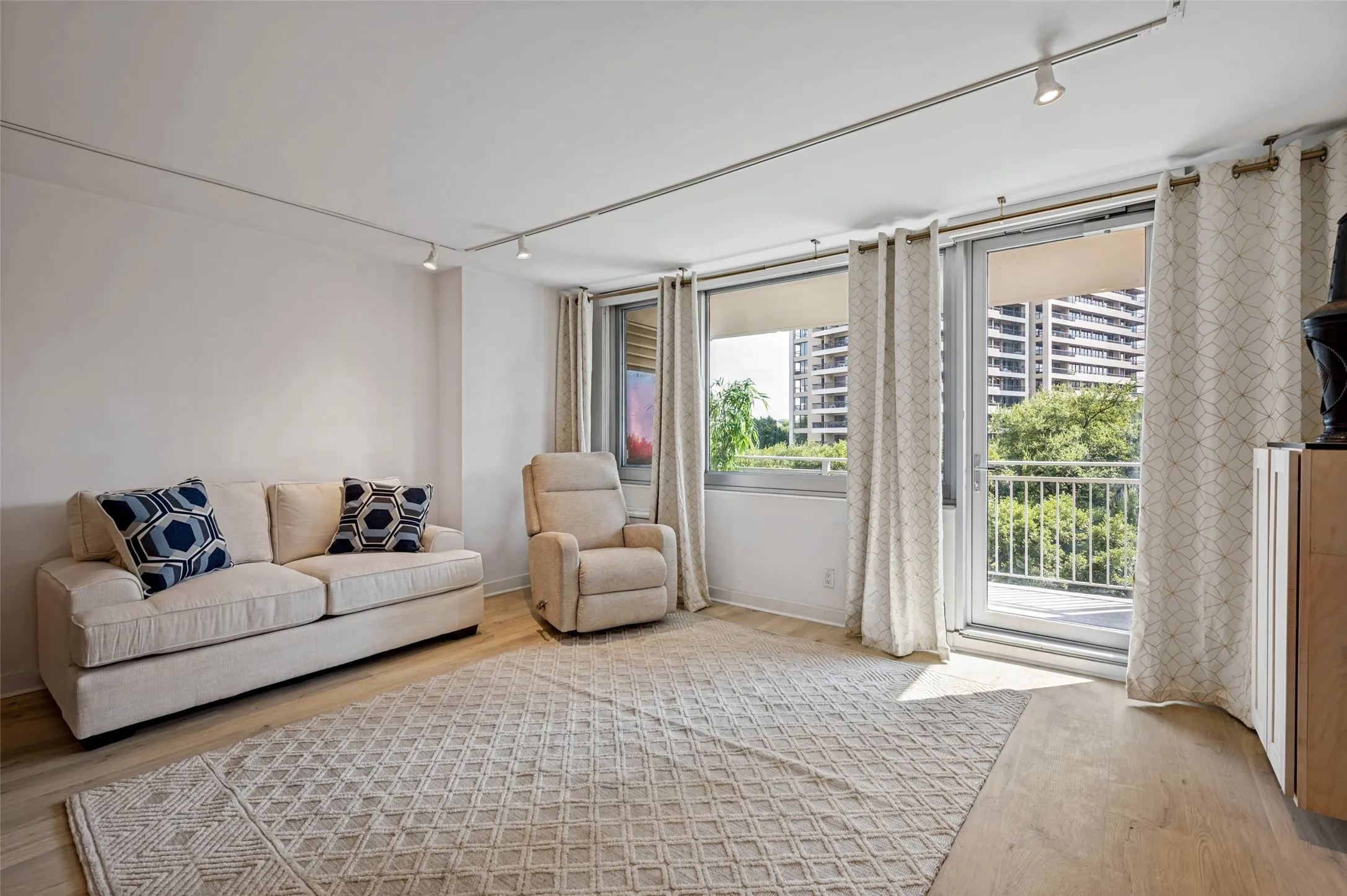 Condominium For Sale in Dallas County , 3883 Turtle Creek Boulevard 411, Dallas, Texas 75219, 1 Bedroom, 1 Bathroom, 1 Garage spaces, 774 Sqft, built in 1963, mls#21395601, Real Estate Agent in Dallas, Homes For Sale in Dallas county, Homes For Sale in Dallas, Realtor in Dallas Texas, Real Estate Brokerage Independent Realty Texas, Luminita Cordes Realtor