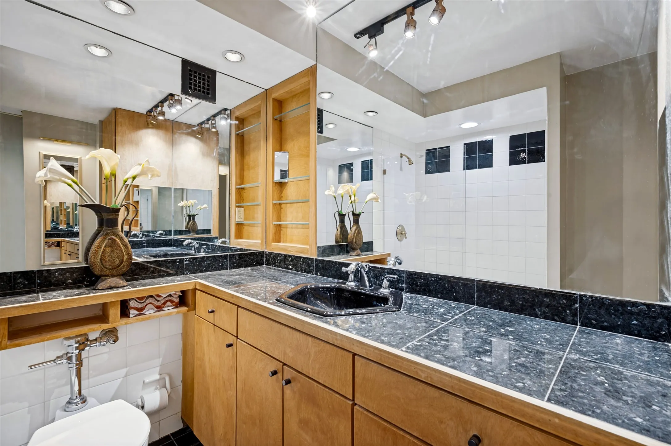 Condominium For Sale in Dallas County , 3883 Turtle Creek Boulevard 411, Dallas, Texas 75219, 1 Bedroom, 1 Bathroom, 1 Garage spaces, 774 Sqft, built in 1963, mls#21395601, Real Estate Agent in Dallas, Homes For Sale in Dallas county, Homes For Sale in Dallas, Realtor in Dallas Texas, Real Estate Brokerage Independent Realty Texas, Luminita Cordes Realtor