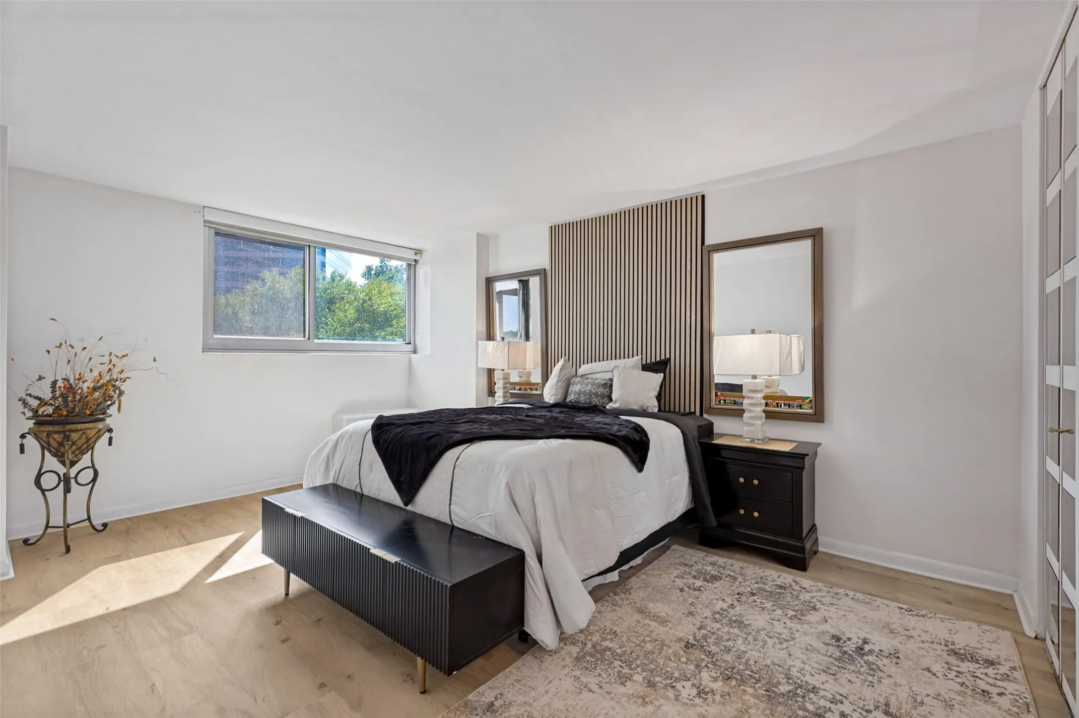 Condominium For Sale in Dallas County , 3883 Turtle Creek Boulevard 411, Dallas, Texas 75219, 1 Bedroom, 1 Bathroom, 1 Garage spaces, 774 Sqft, built in 1963, mls#21395601, Real Estate Agent in Dallas, Homes For Sale in Dallas county, Homes For Sale in Dallas, Realtor in Dallas Texas, Real Estate Brokerage Independent Realty Texas, Luminita Cordes Realtor