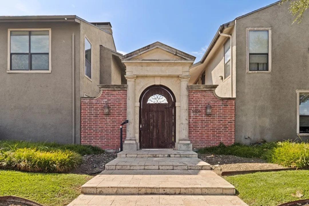 Condominium For Sale in Dallas County , 5806 Birchbrook Drive 210, Dallas, Texas 75206, 2 Bedroom, 2 Bathroom, Garage spaces, 1,097 Sqft, built in 1970, mls#21395697, Real Estate Agent in Dallas, Homes For Sale in Dallas county, Homes For Sale in Dallas, Realtor in Dallas Texas, Real Estate Brokerage Independent Realty Texas, Luminita Cordes Realtor