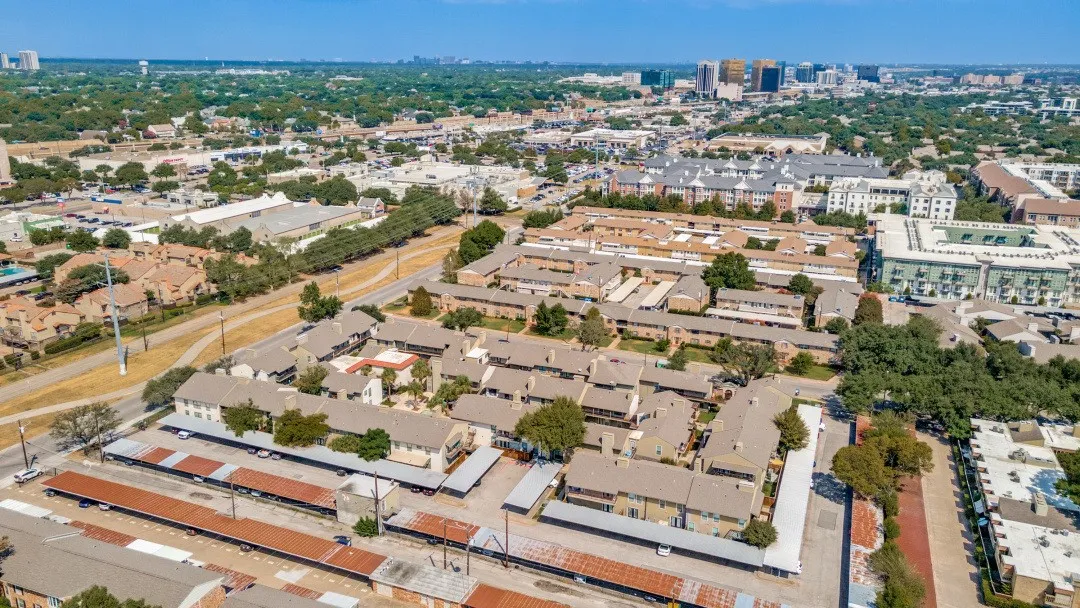 10 minutes away to North Park Mall & Central market at Lovers Ln.