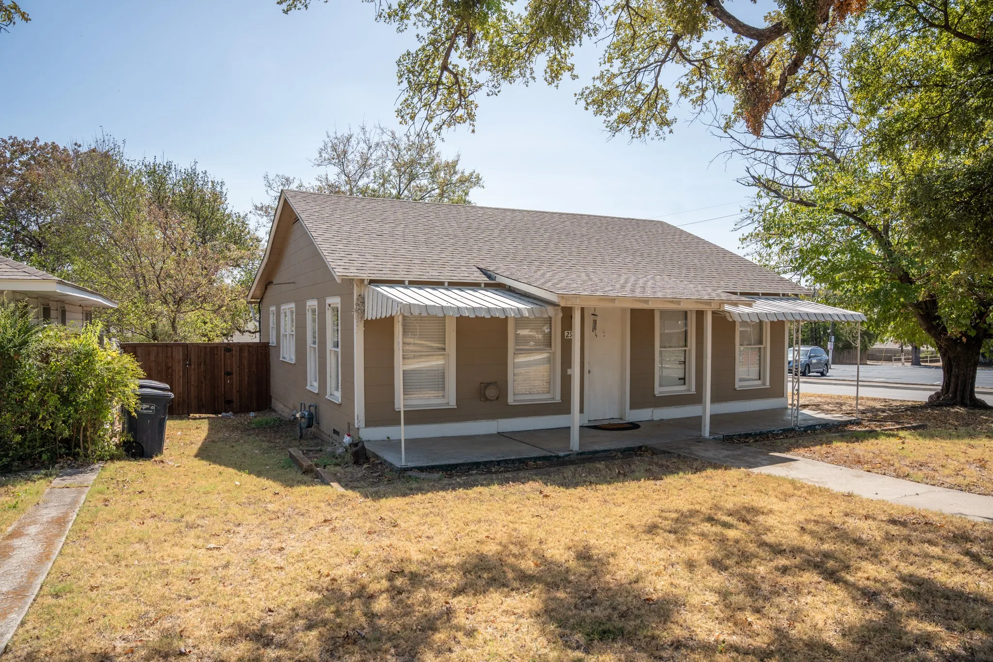 Single Family Residence For Sale in Tarrant County , 2945 Handley Drive, Fort Worth, Texas 76112, 2 Bedroom, 1 Bathroom, Garage spaces, 1,224 Sqft, built in 1949, mls#21385655, Real Estate Agent in Fort Worth, Homes For Sale in Tarrant county, Homes For Sale in Fort Worth, Realtor in Fort Worth Texas, Real Estate Brokerage Independent Realty Texas, Luminita Cordes Realtor