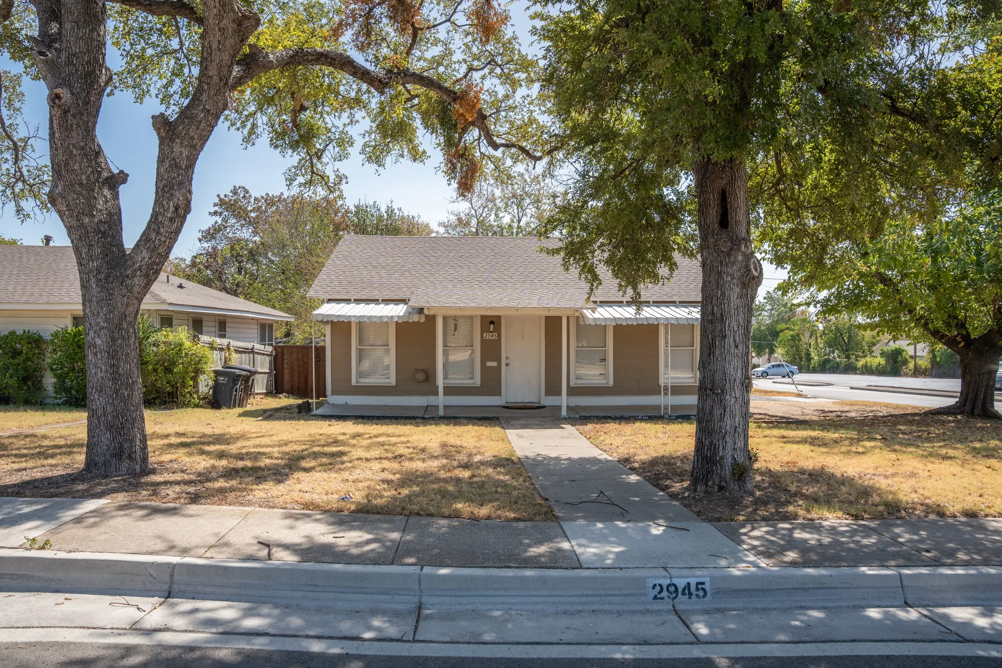 Single Family Residence For Sale in Tarrant County , 2945 Handley Drive, Fort Worth, Texas 76112, 2 Bedroom, 1 Bathroom, Garage spaces, 1,224 Sqft, built in 1949, mls#21385655, Real Estate Agent in Fort Worth, Homes For Sale in Tarrant county, Homes For Sale in Fort Worth, Realtor in Fort Worth Texas, Real Estate Brokerage Independent Realty Texas, Luminita Cordes Realtor