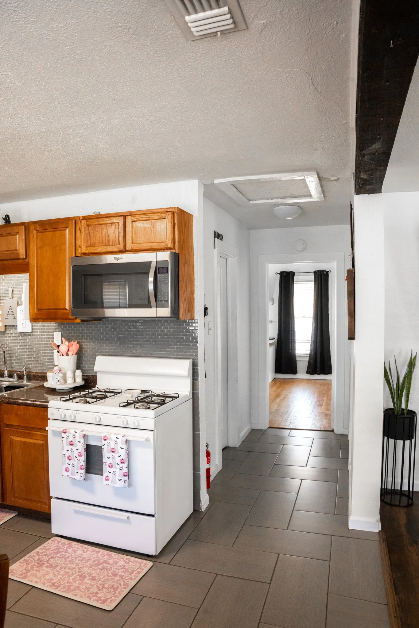 Single Family Residence For Sale in Tarrant County , 2945 Handley Drive, Fort Worth, Texas 76112, 2 Bedroom, 1 Bathroom, Garage spaces, 1,224 Sqft, built in 1949, mls#21385655, Real Estate Agent in Fort Worth, Homes For Sale in Tarrant county, Homes For Sale in Fort Worth, Realtor in Fort Worth Texas, Real Estate Brokerage Independent Realty Texas, Luminita Cordes Realtor